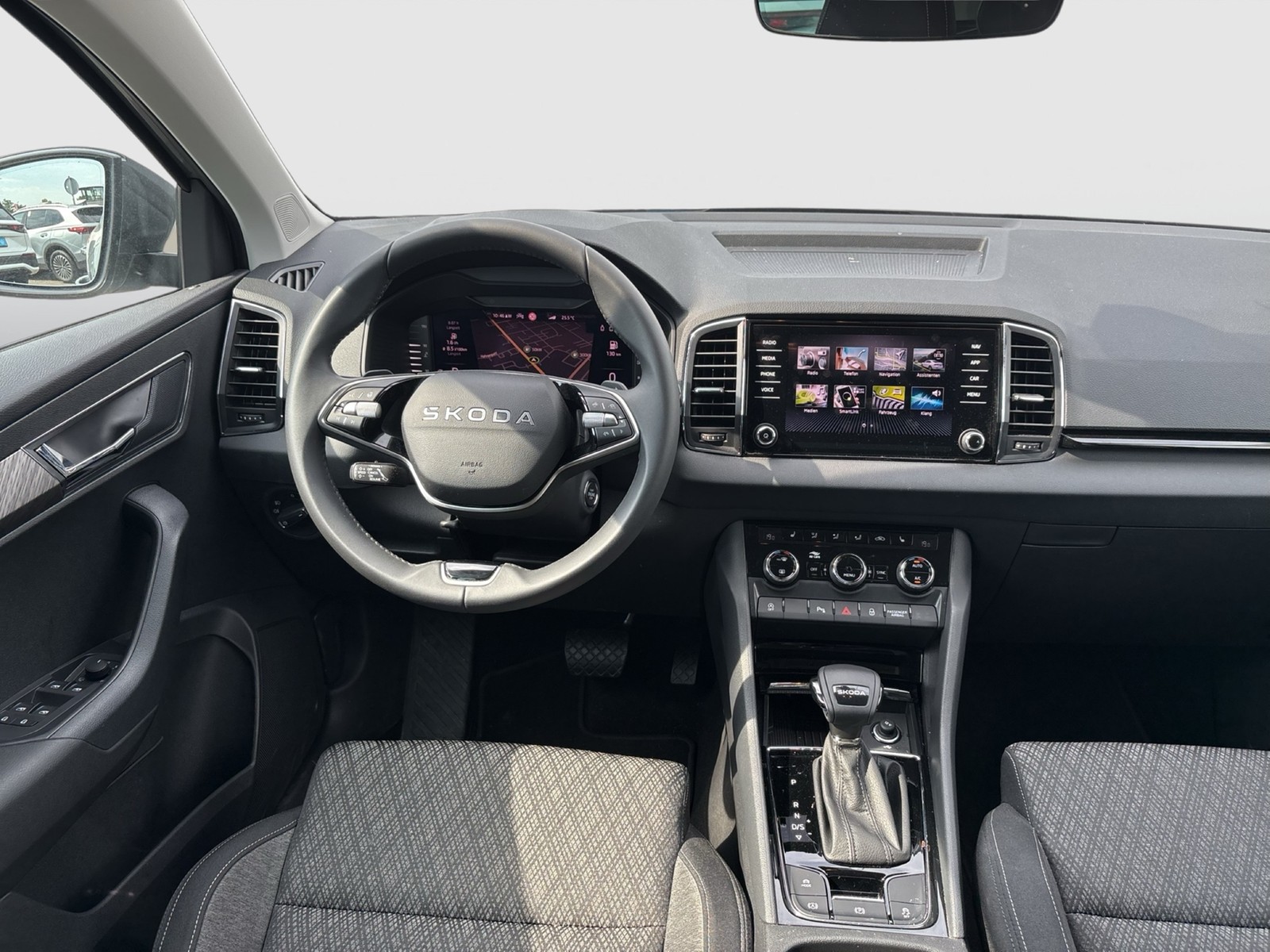 Skoda Karoq 1.5 SELECTION CAM ACC NAVI CARPLAY SITZHZ.