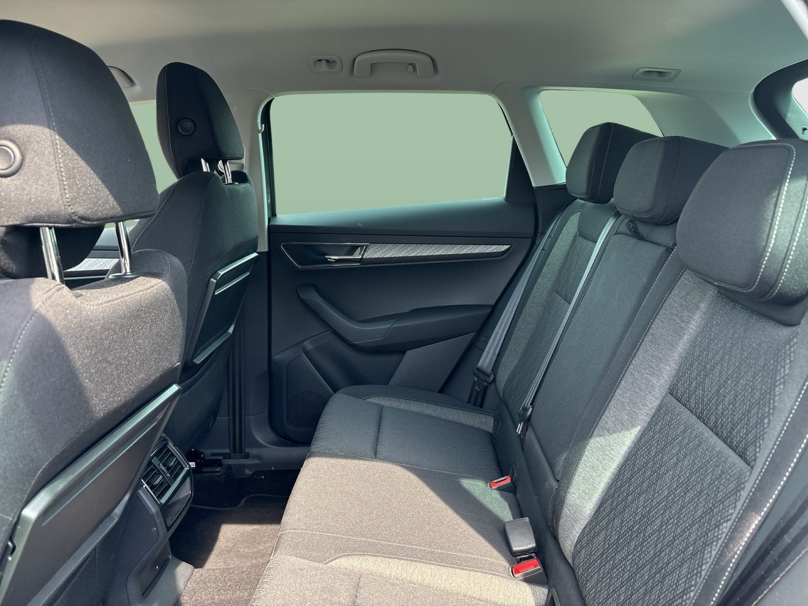 Skoda Karoq 1.5 SELECTION CAM ACC NAVI CARPLAY SITZHZ.