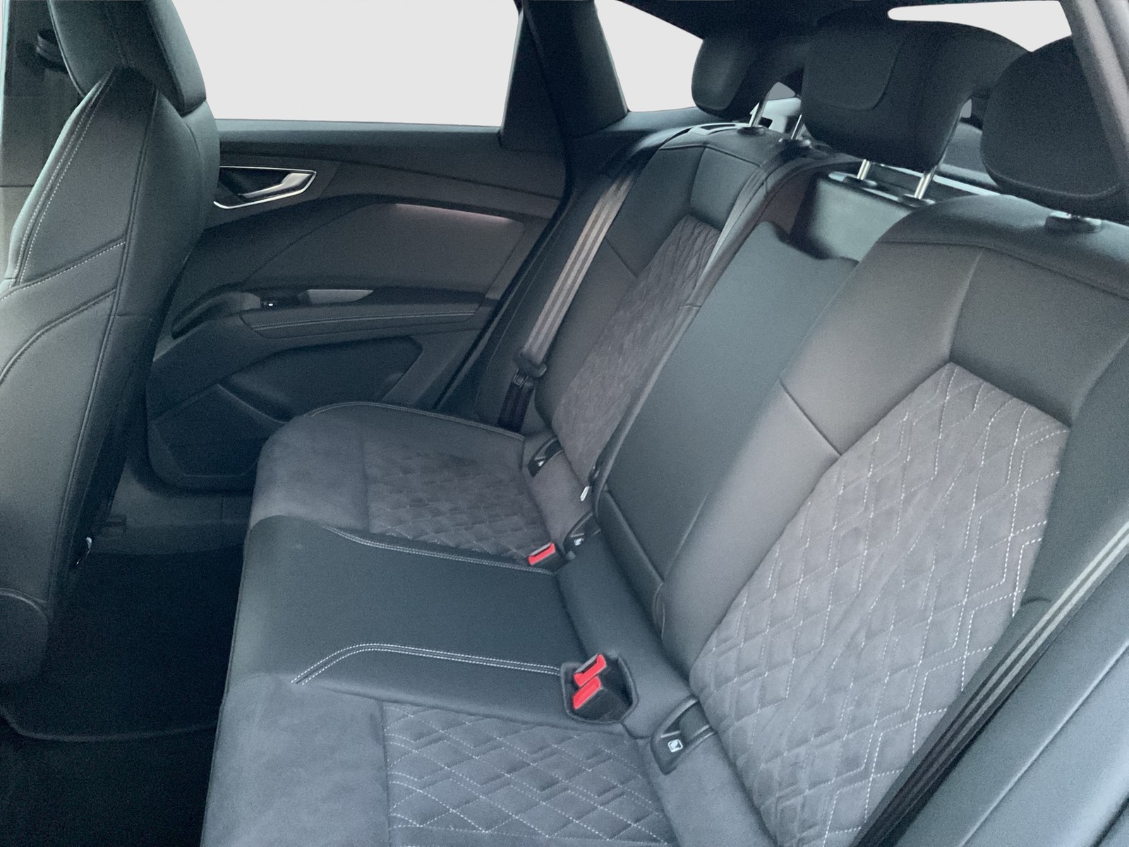 Audi Q4 e-tron Sportback 45 quattro S LINE AHK LM21