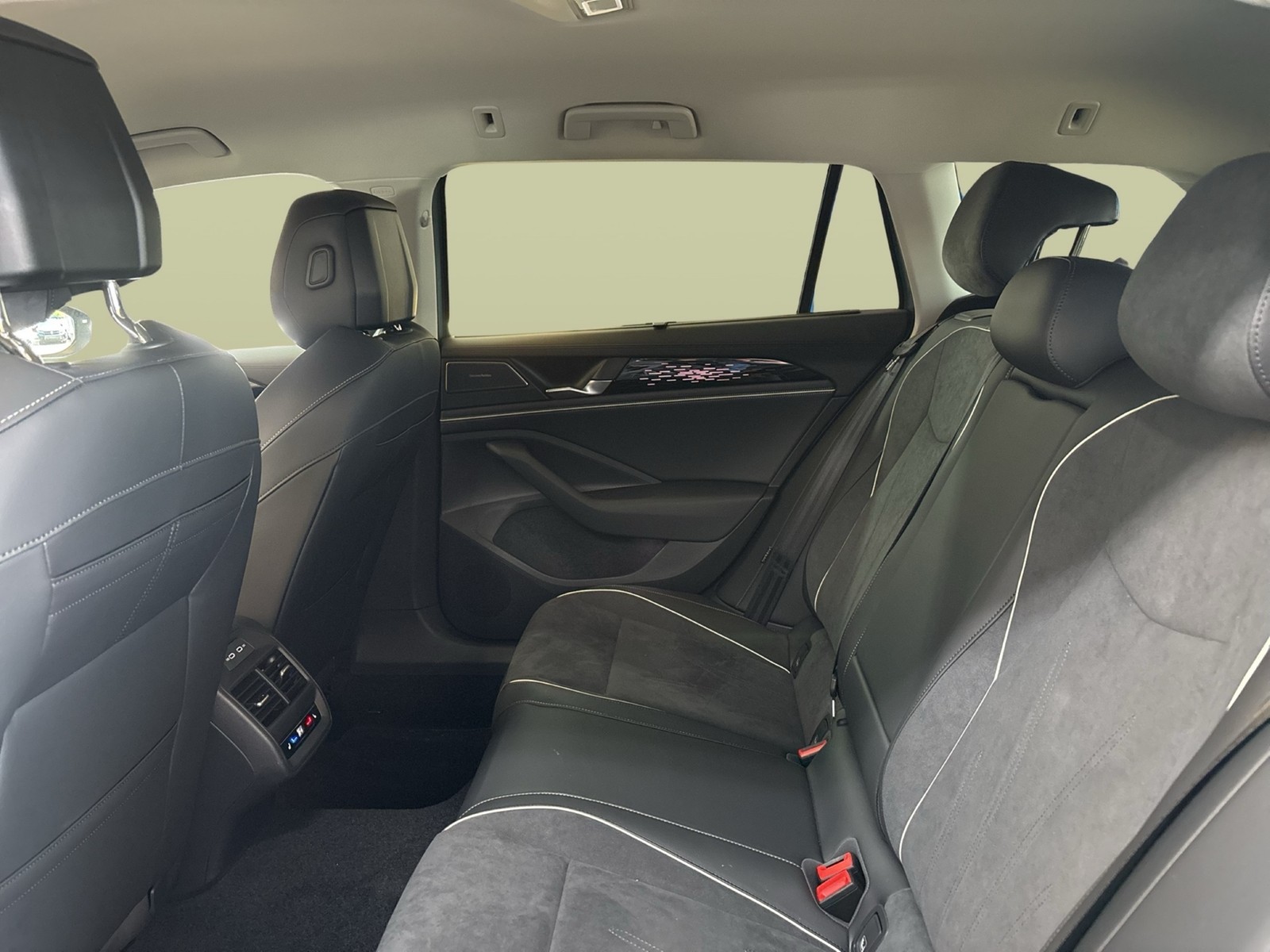 Volkswagen Passat Variant 1.5 HYBRID ELEGANCE 360CAM HEADUP