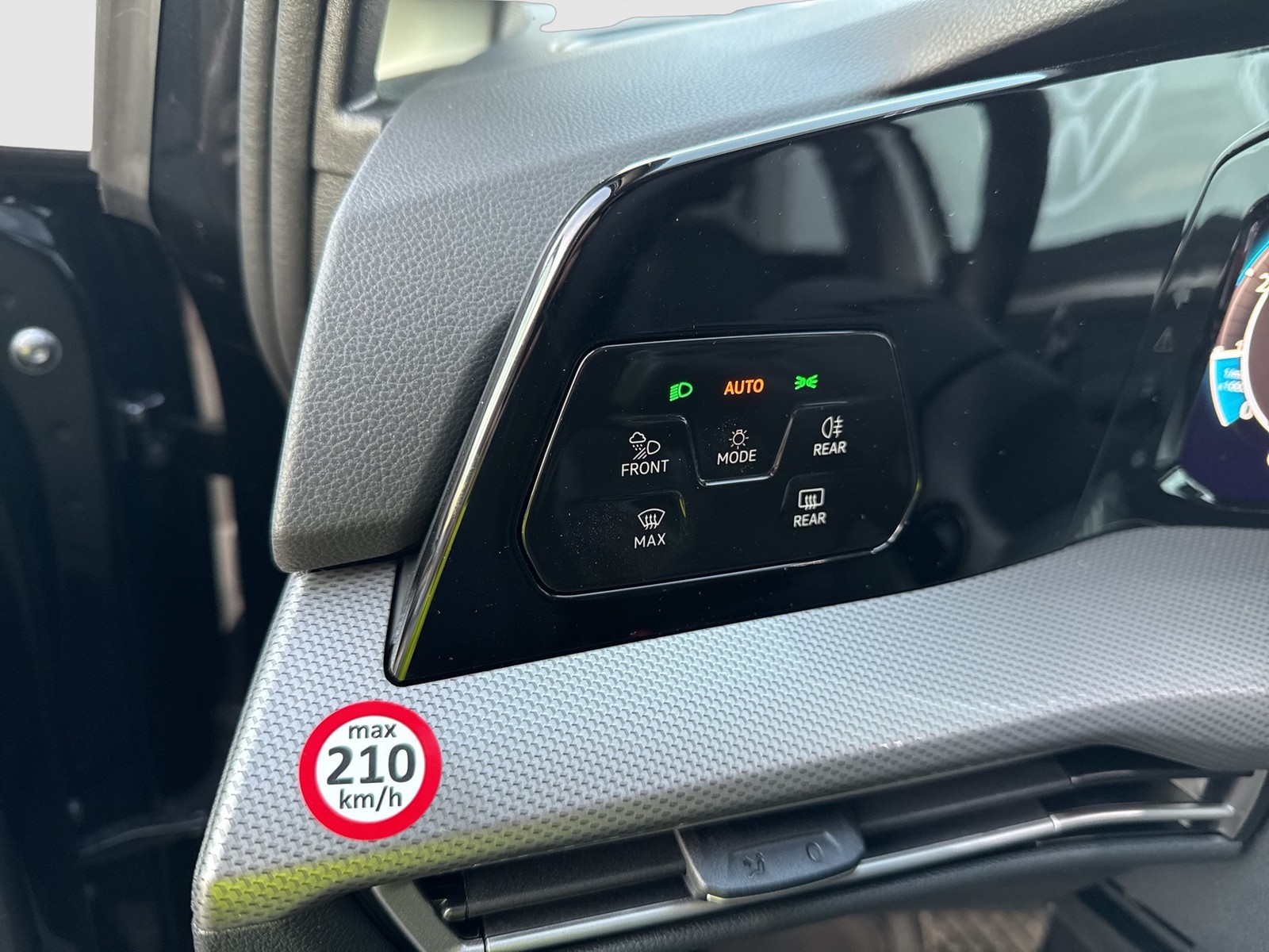 Volkswagen Golf 1.5 STYLE DSG PANO MATRIXLED KEYLESS LM18