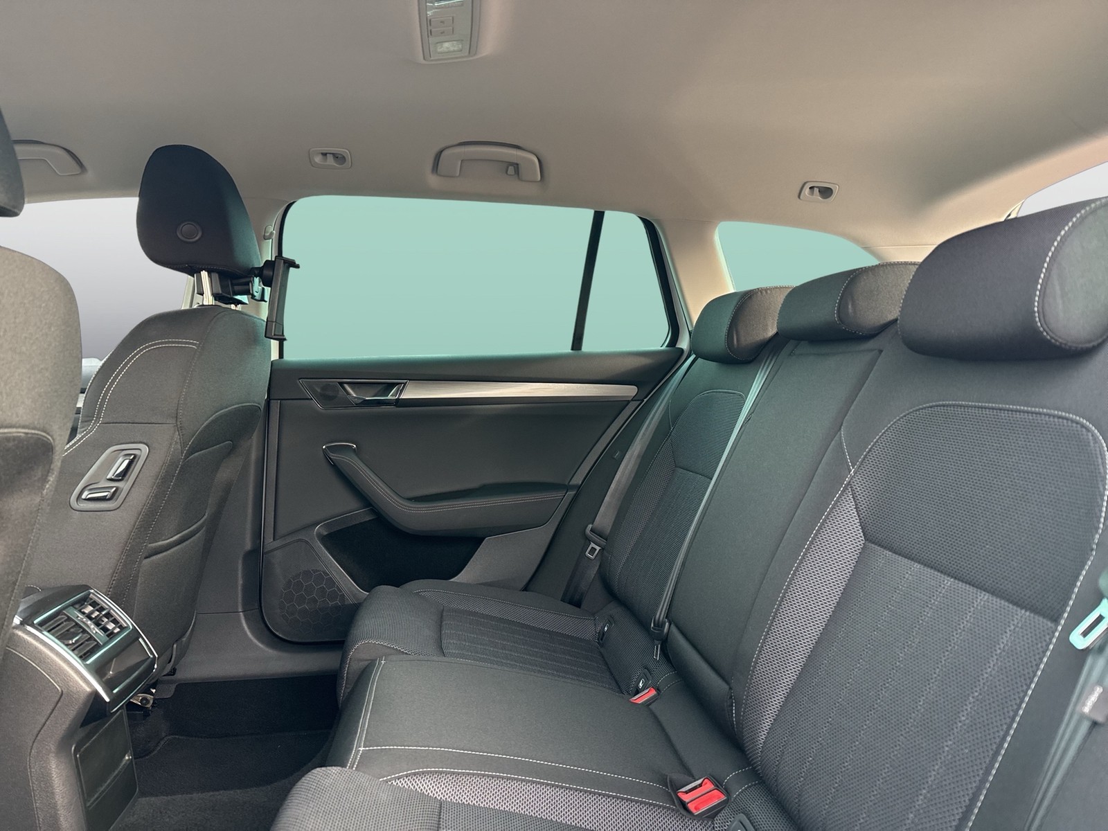 Skoda Superb Combi 1.4 iV STYLE STANDHZ AHK 360CAM ACC