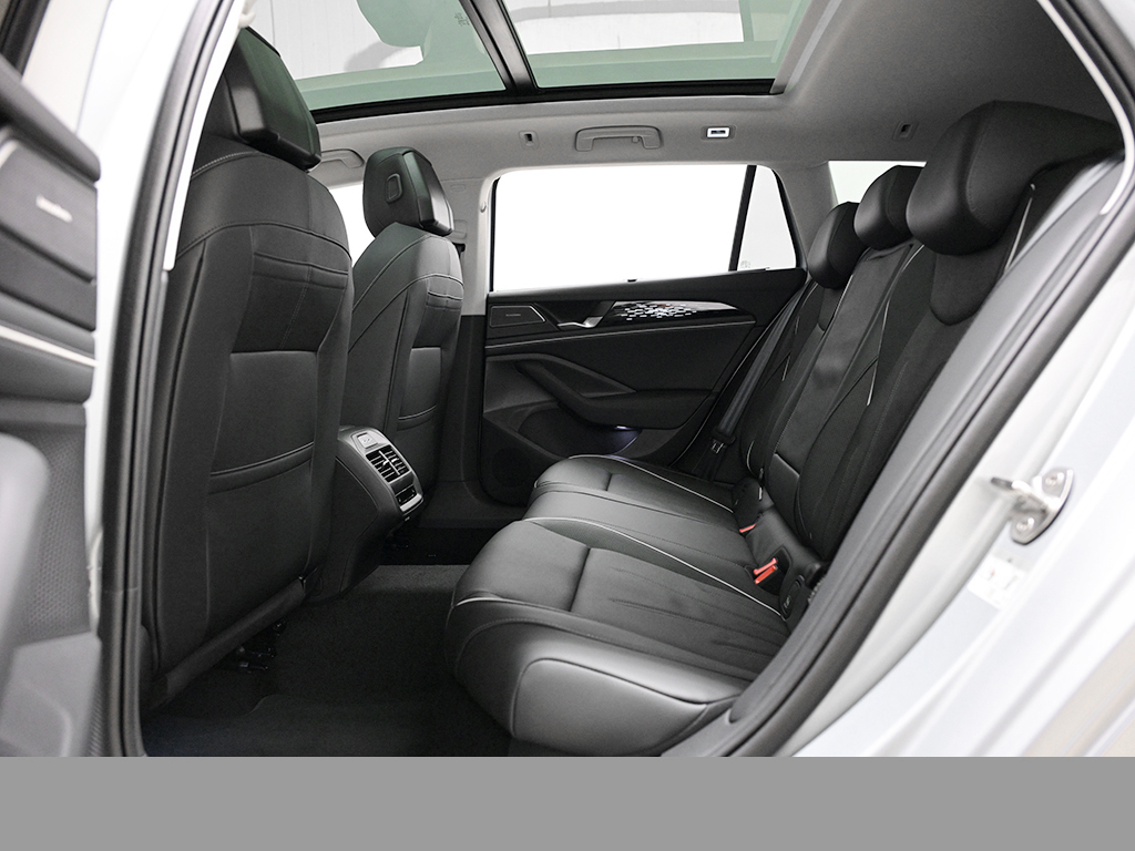 Volkswagen Passat Variant eHYBRID ELEGANCE DSG PANO LEDER AHK LM19