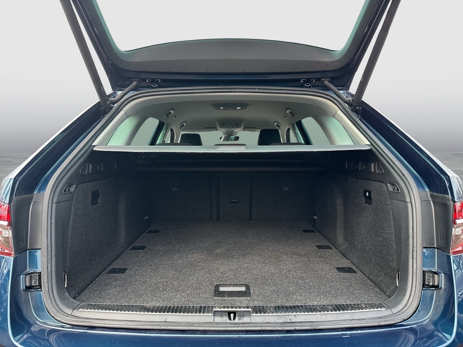 Skoda Superb Combi 2.0 STYLE 4X4 CAM ACC E-KLAPPE NAVI