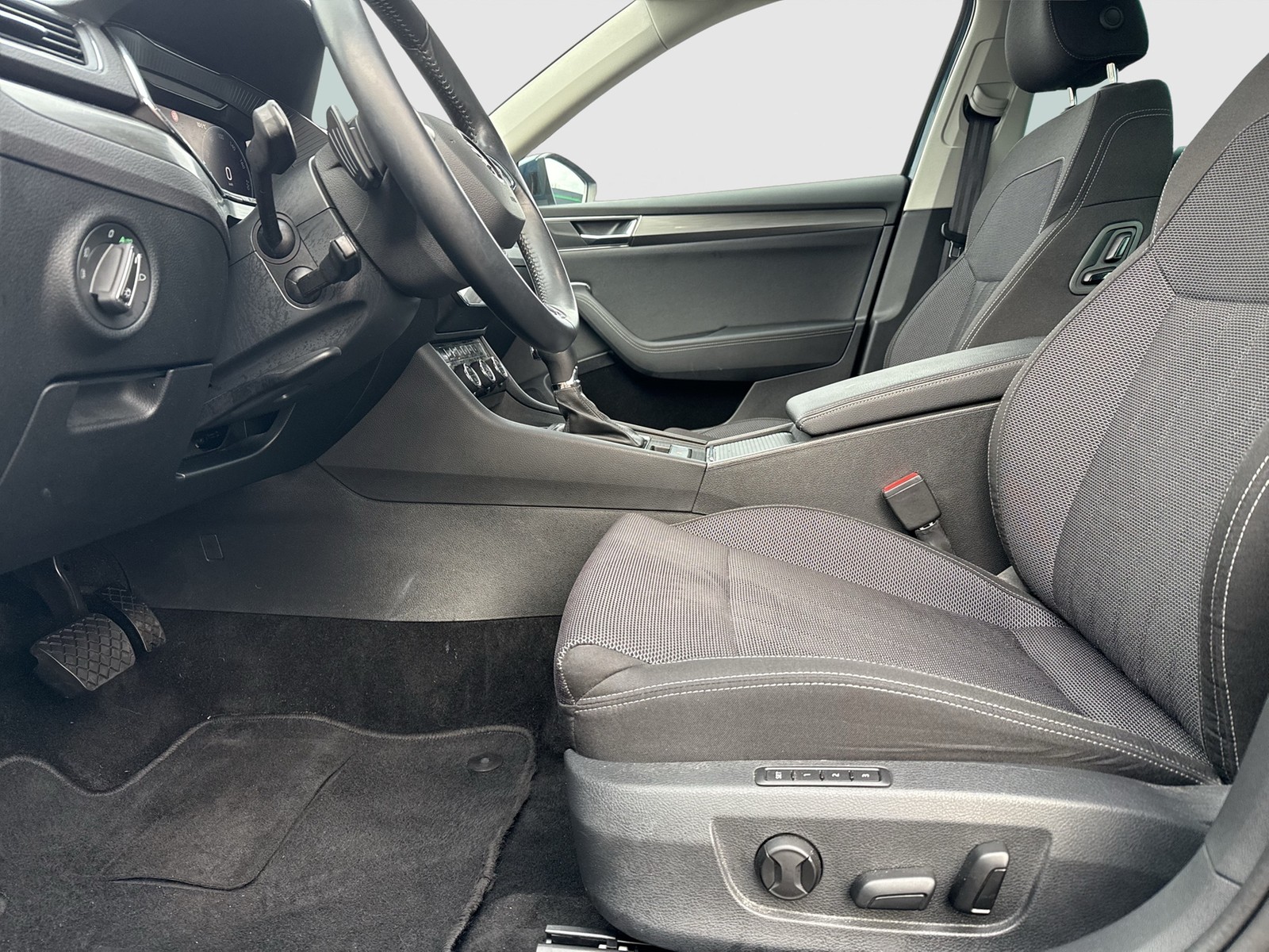 Skoda Superb Combi 2.0 STYLE 4X4 CAM ACC E-KLAPPE NAVI