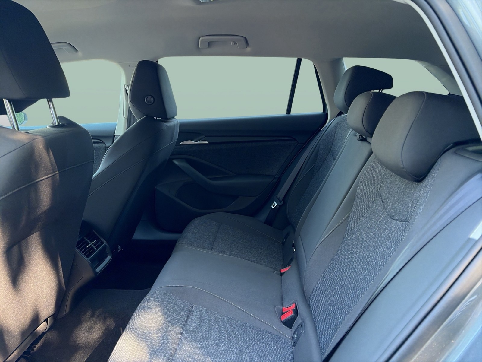 Skoda Superb Combi 1.5eTSI CAM ACC NAVI CARPLAY SITZHZ