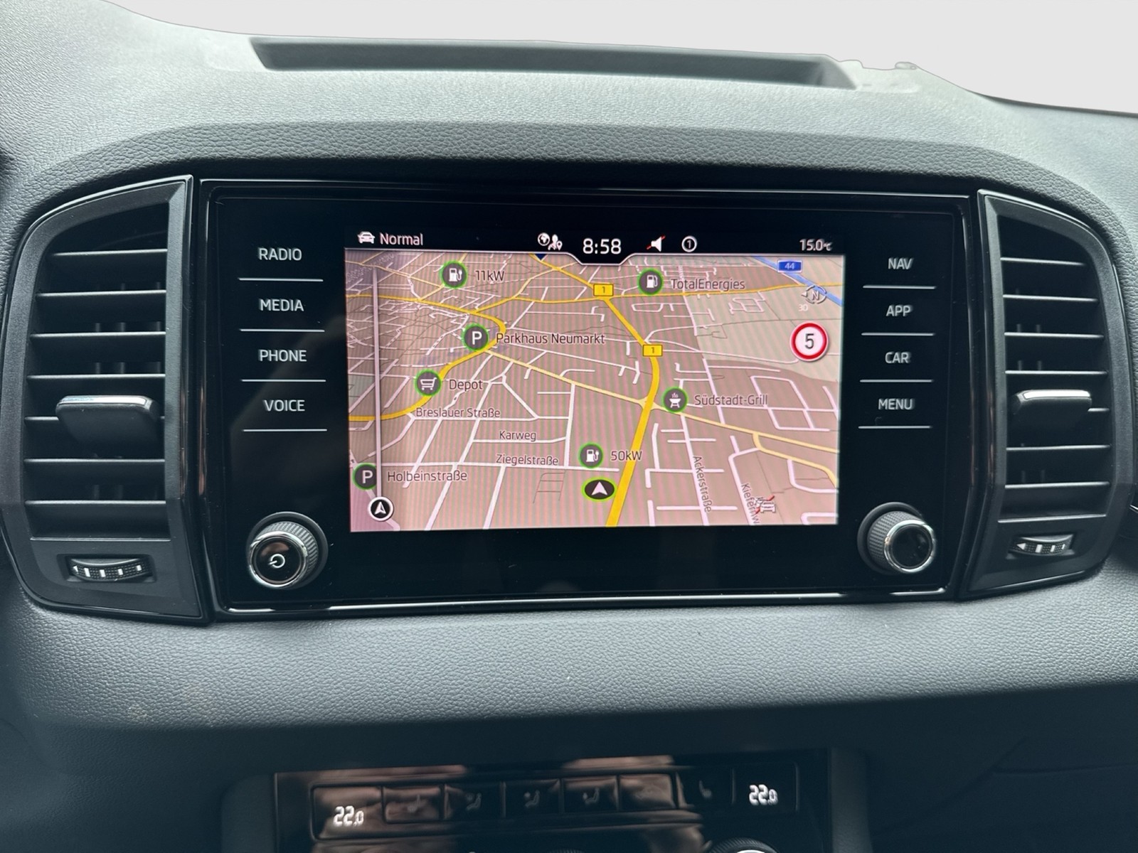 Skoda Karoq 2.0 SPORTLINE 4X4 PANO AHK CAM ACC LM18