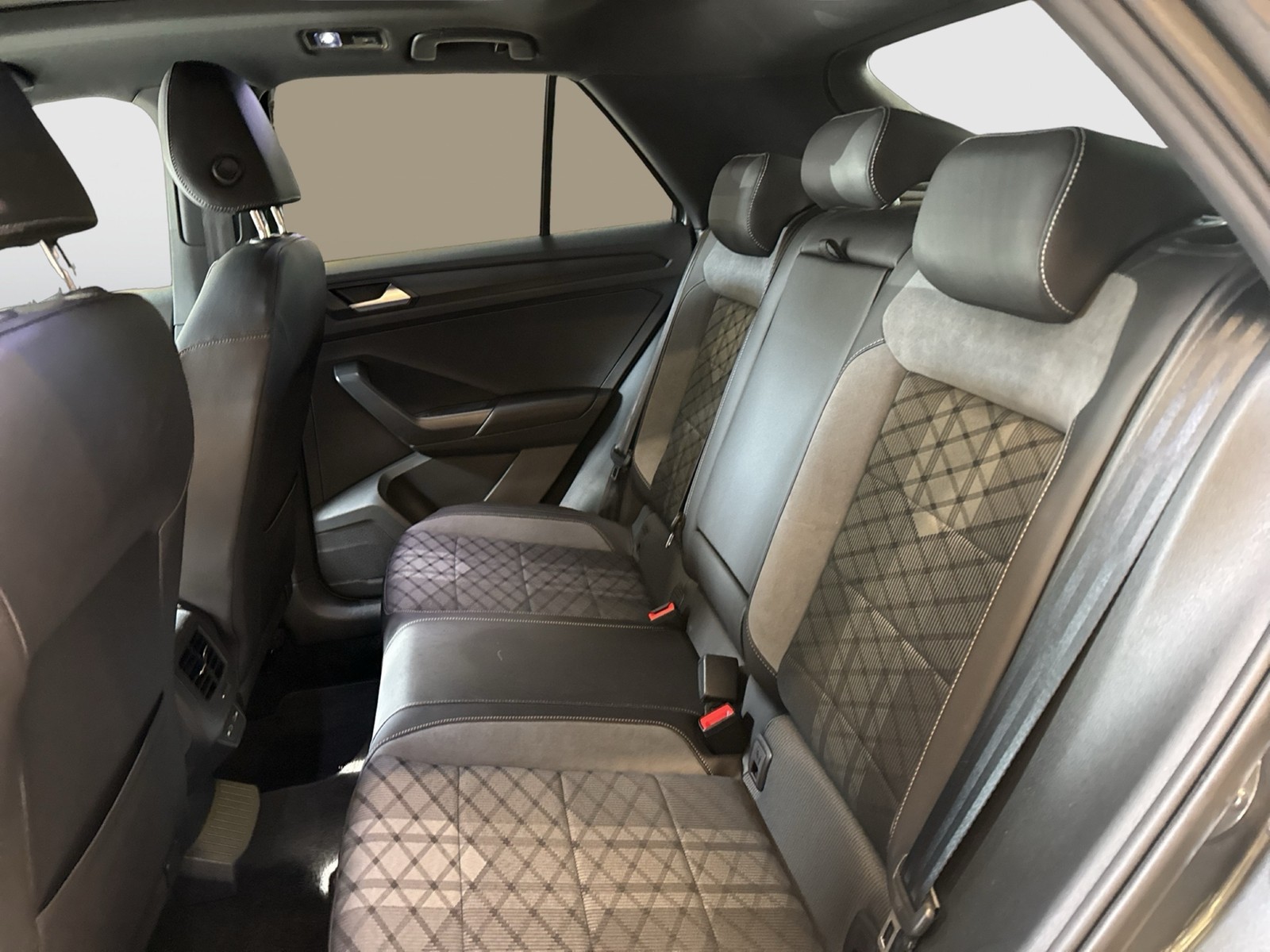 Volkswagen T-Roc 1.5 R-LINE BLACK STYLE PANO BEATS ALU19"
