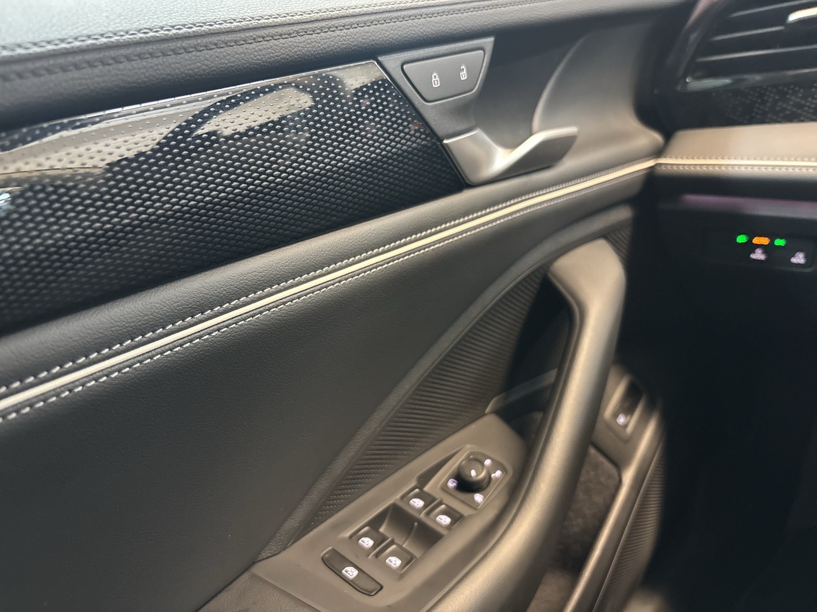 Volkswagen Passat Variant 1.5 HYBRID BUSINESS AHK CAM ACC