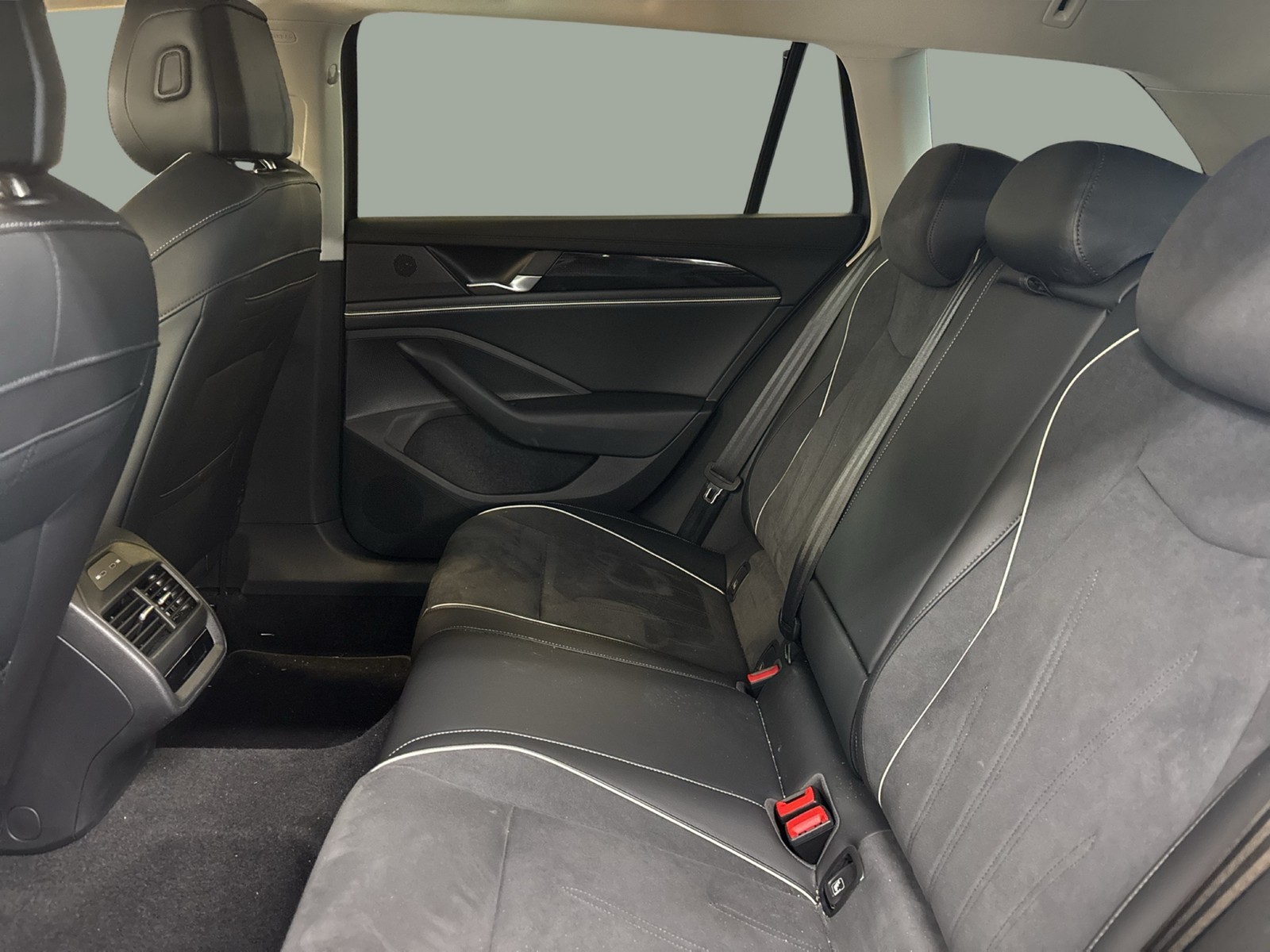 Volkswagen Passat Variant 1.5 HYBRID BUSINESS AHK CAM ACC