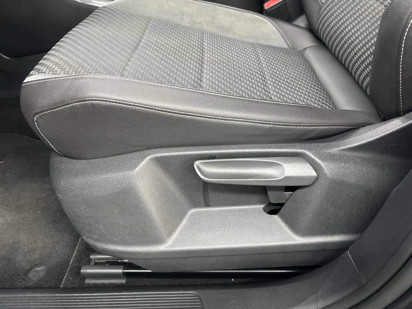 Volkswagen T-Roc 1.5 R-LINE BEATS CAM ACC LM19 NAVI SITZHZ.