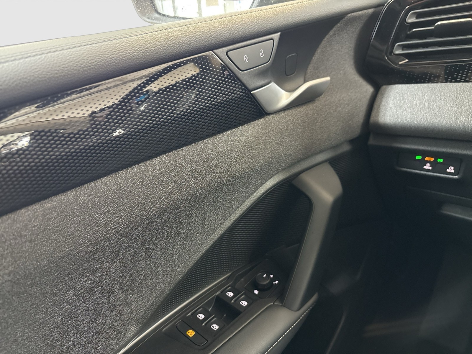 Volkswagen Tiguan 2.0 AHK CAM NAVI LM17 CARPLAY SITZHEIZUNG