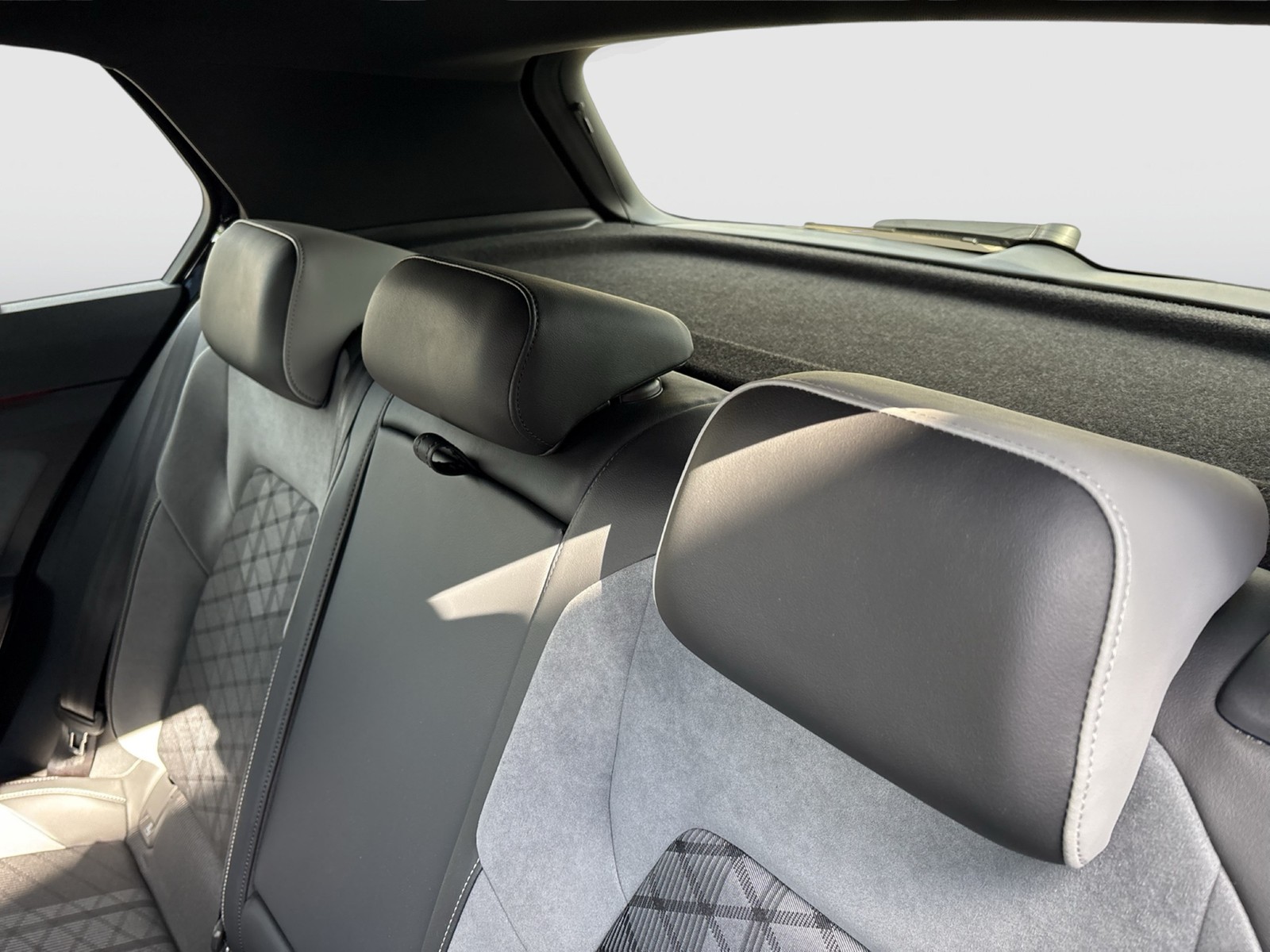 Volkswagen Golf VIII 2.0 R-LINE HARMAN KARDON CAM ACC LM18