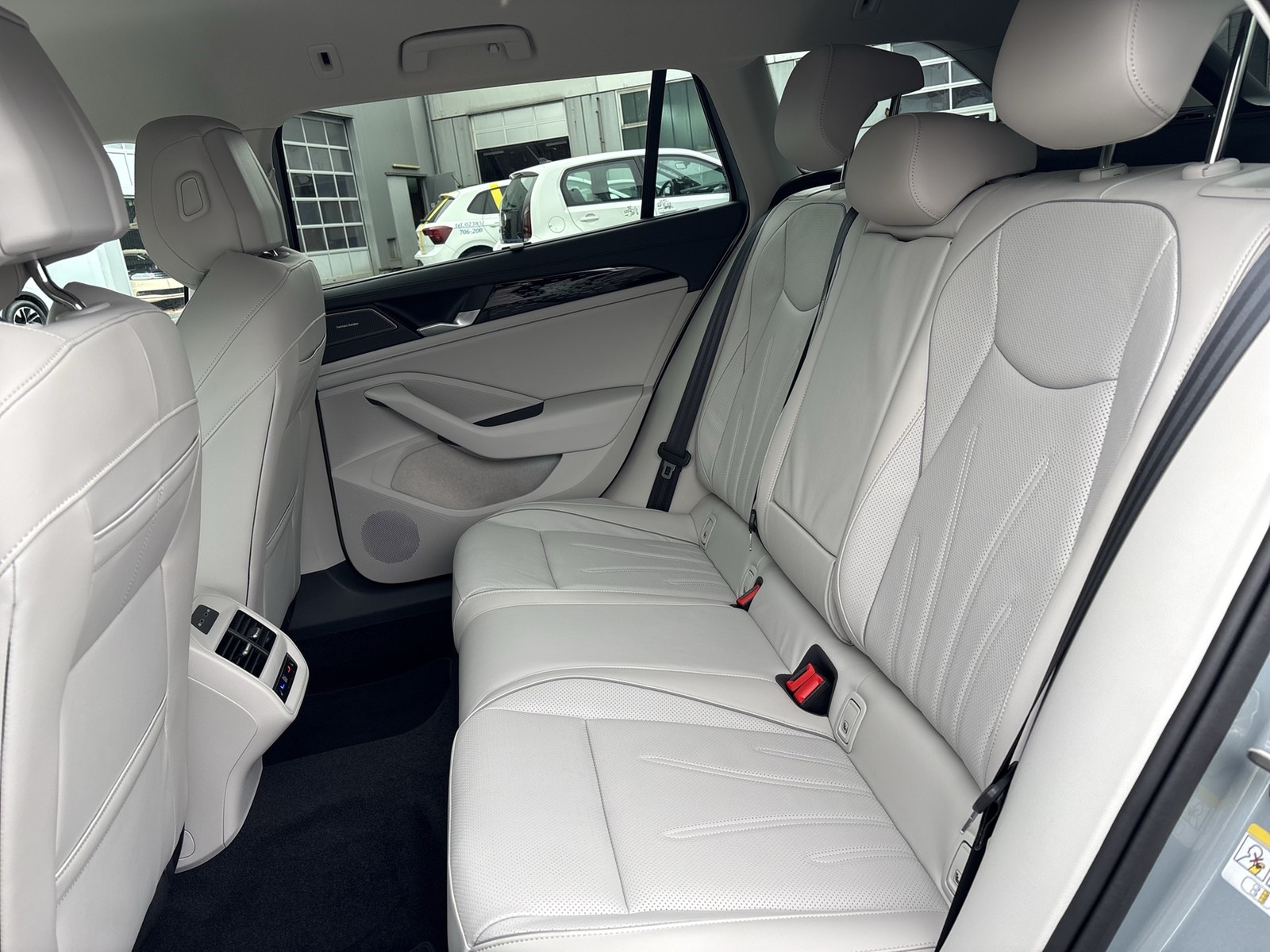 Volkswagen Passat Variant 2.0 ELEGANCE NEUES MODELL AHK CAM