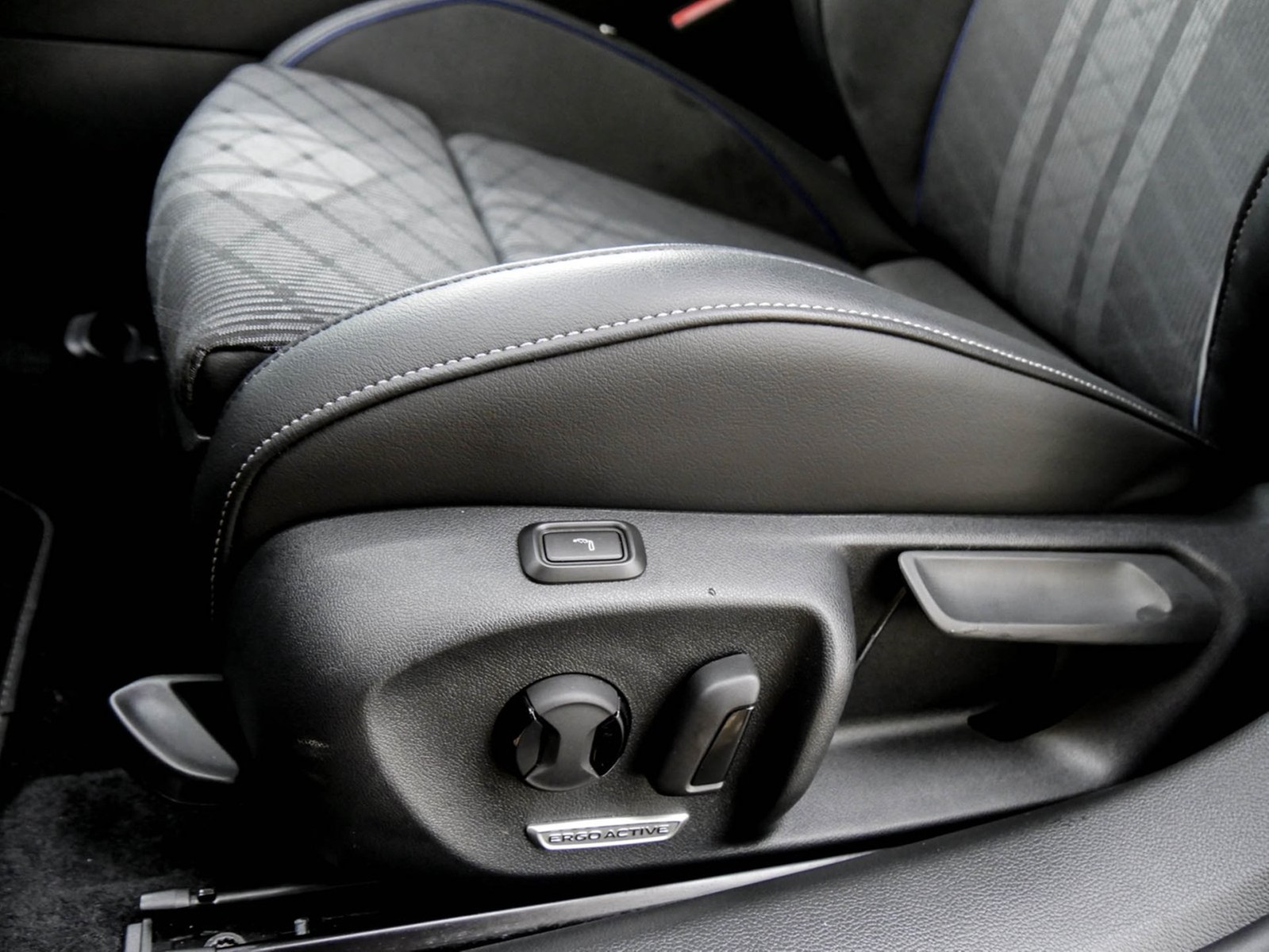 Volkswagen Passat Variant 2.0 R-LINE NEUES MODELL AHK CAM