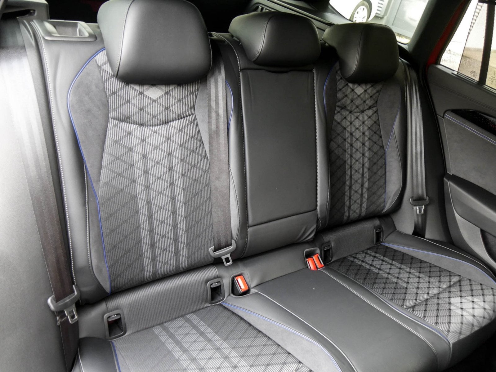 Volkswagen Passat Variant 2.0 R-LINE NEUES MODELL AHK CAM