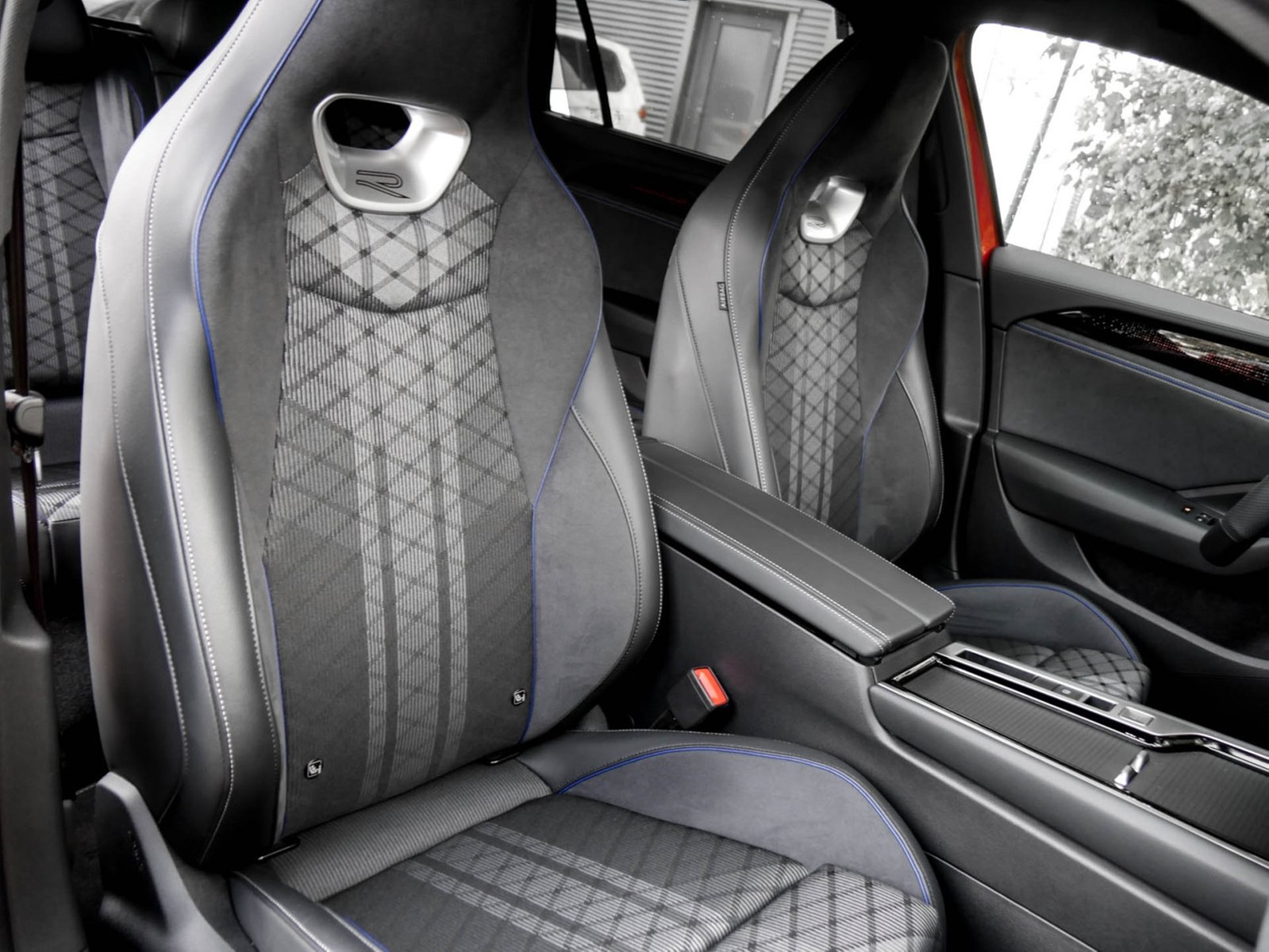 Volkswagen Passat Variant 2.0 R-LINE NEUES MODELL AHK CAM