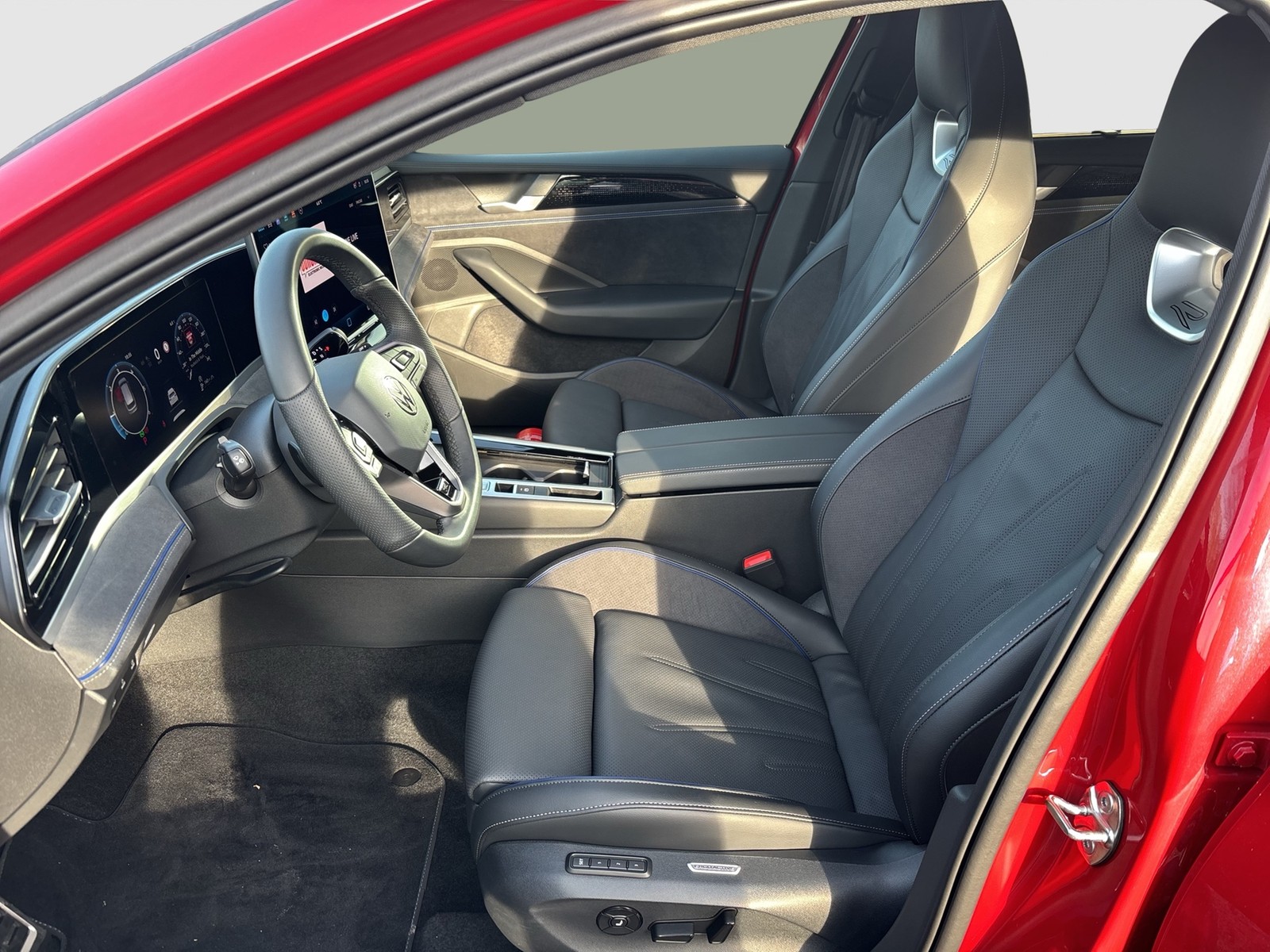 Volkswagen Passat Variant 2.0 R-LINE NEUESMODELL LEDER PANO