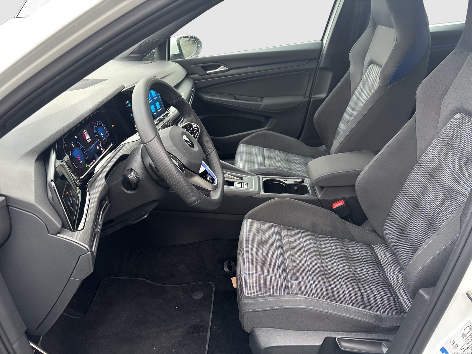 Volkswagen Golf VIII 1.4 HYBRID GTE ACC NAVI LM17 SITZHEIZ.