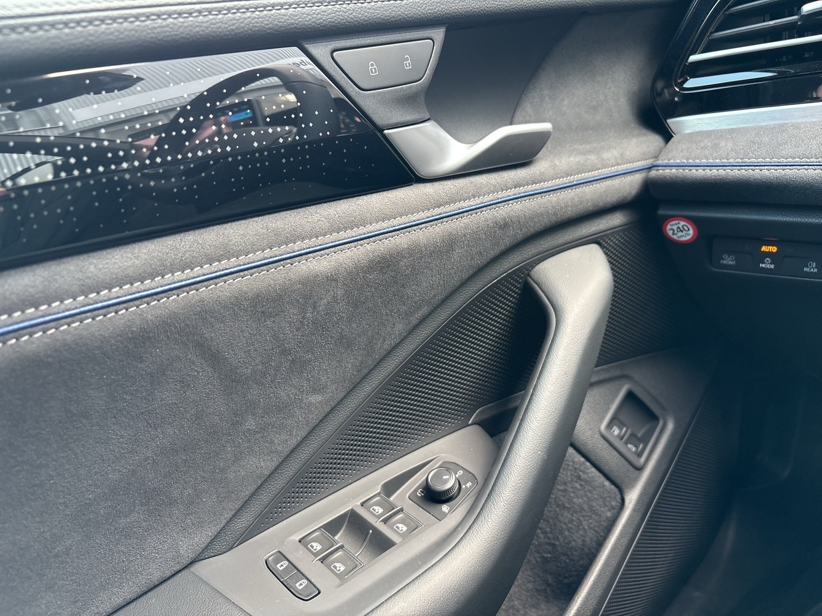 Volkswagen Passat Variant 1.5 HYBRID R-LINE BLACKSTYLE PANO