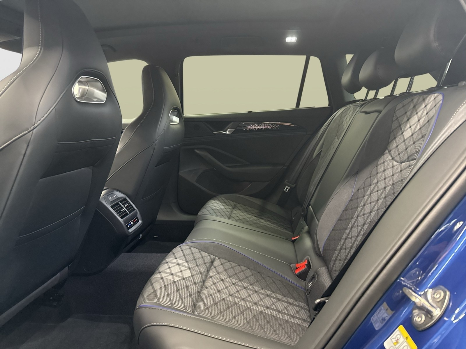 Volkswagen Passat Variant 1.5 HYBRID R-LINE BLACKSTYLE PANO