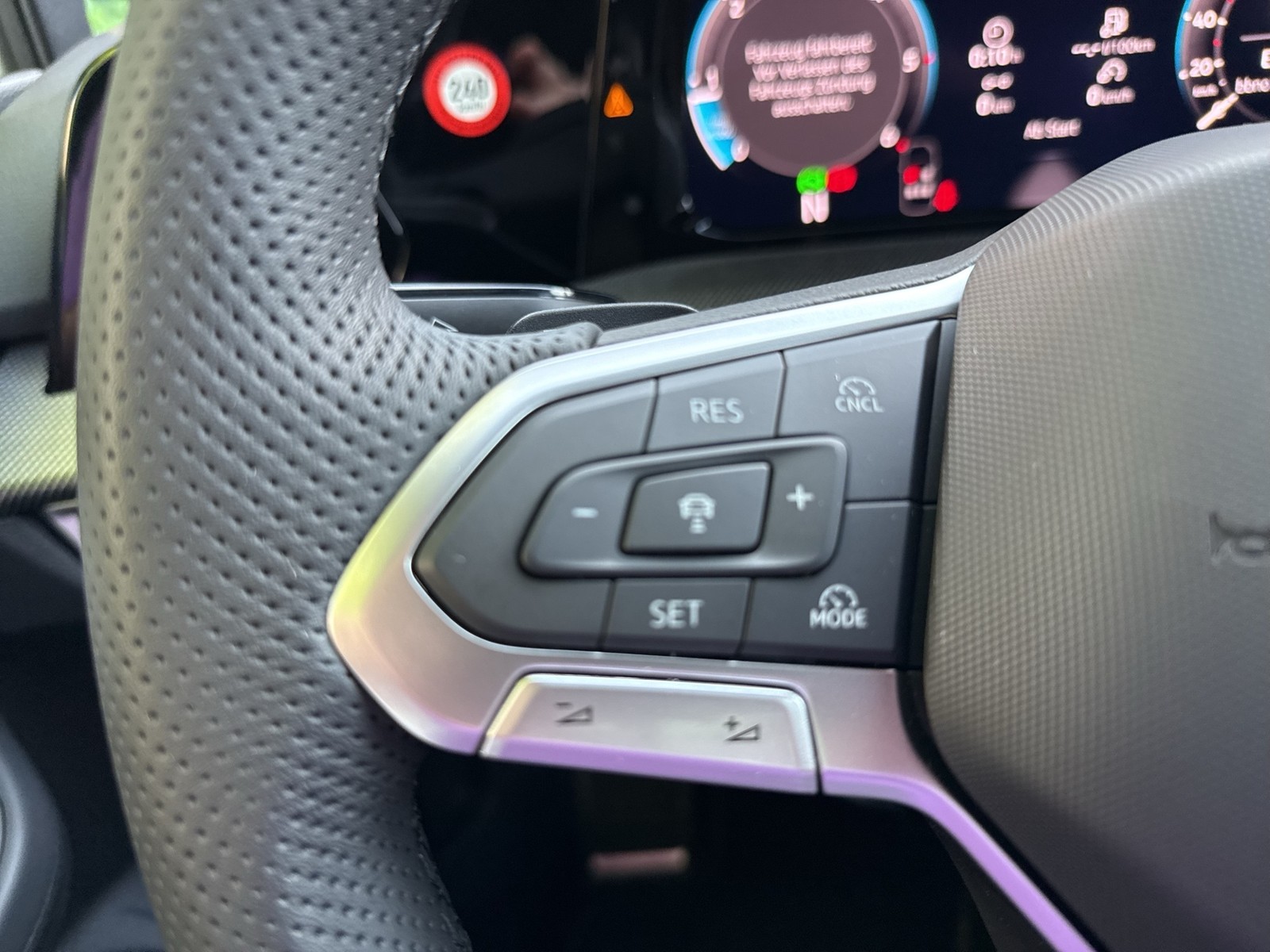 Volkswagen Golf VIII 2.0 R-LINE BLACK STYLE LEDER CAM ACC