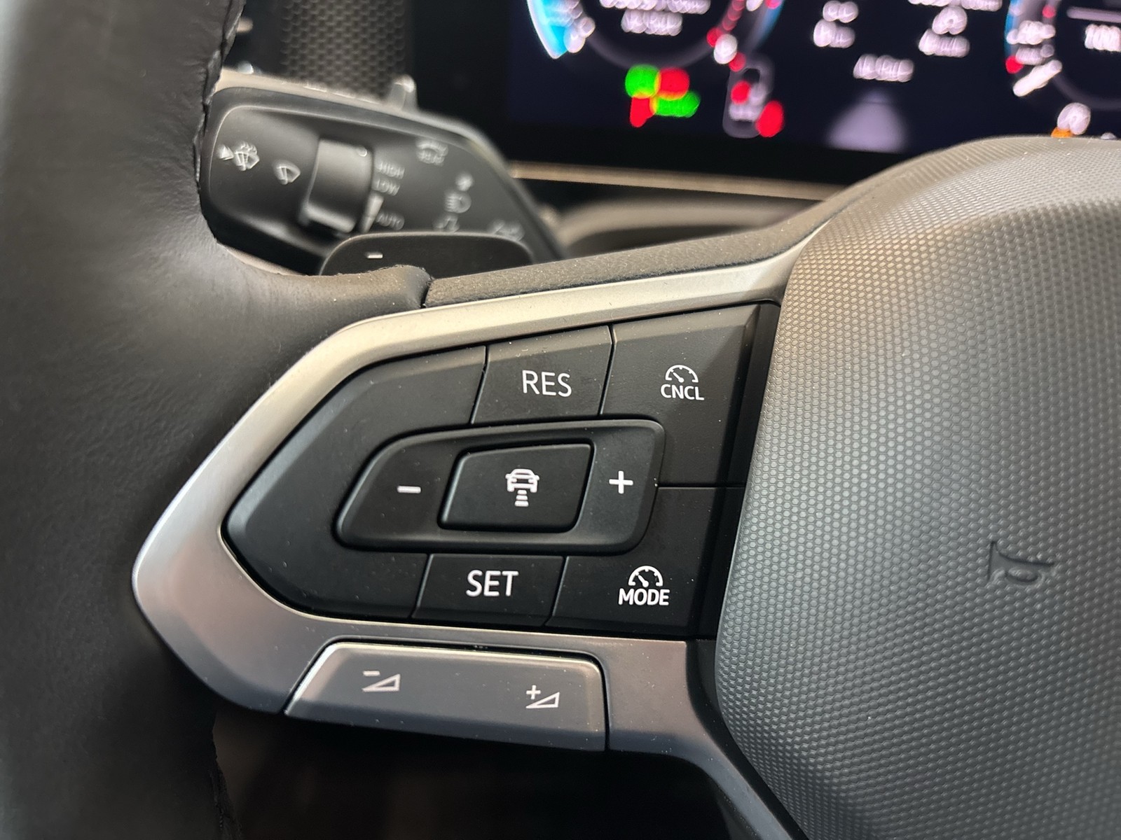 Volkswagen Passat Variant 1.5 eTSI NEUES MODELL AHK CAM ACC