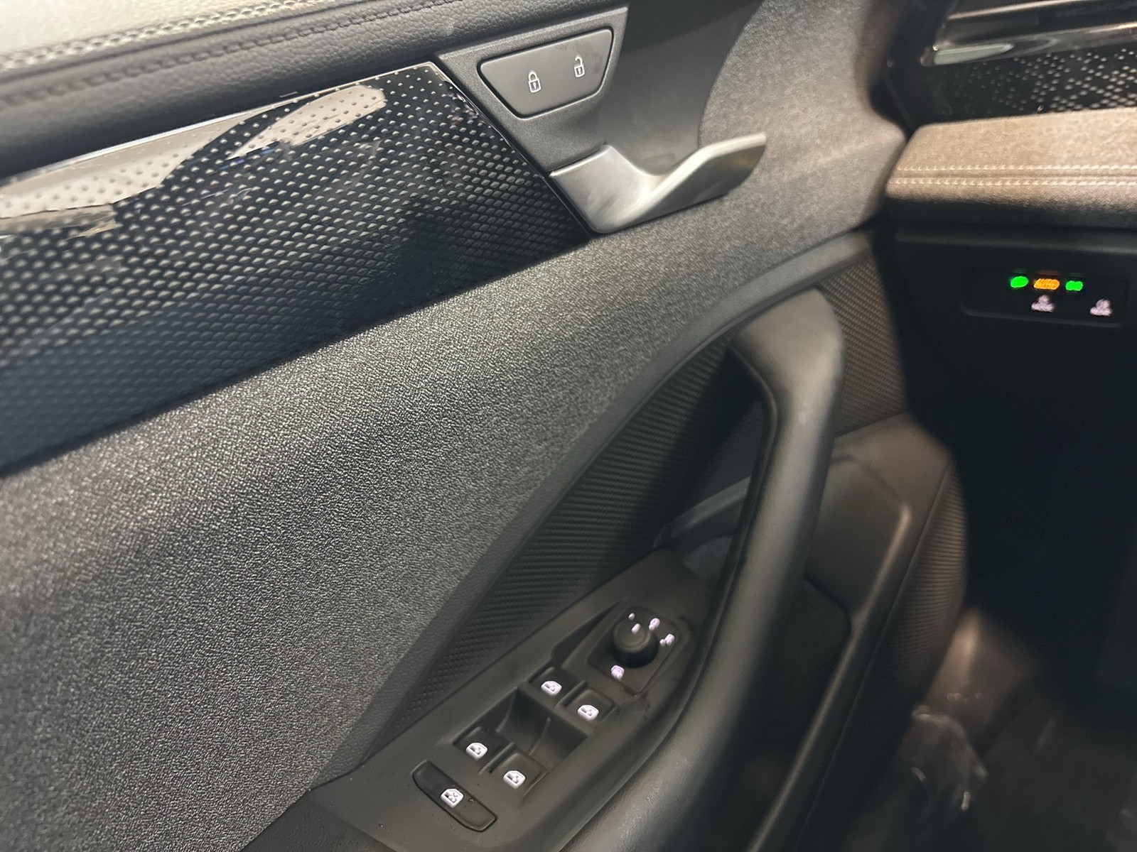 Volkswagen Passat Variant 1.5 eTSI NEUES MODELL AHK CAM ACC