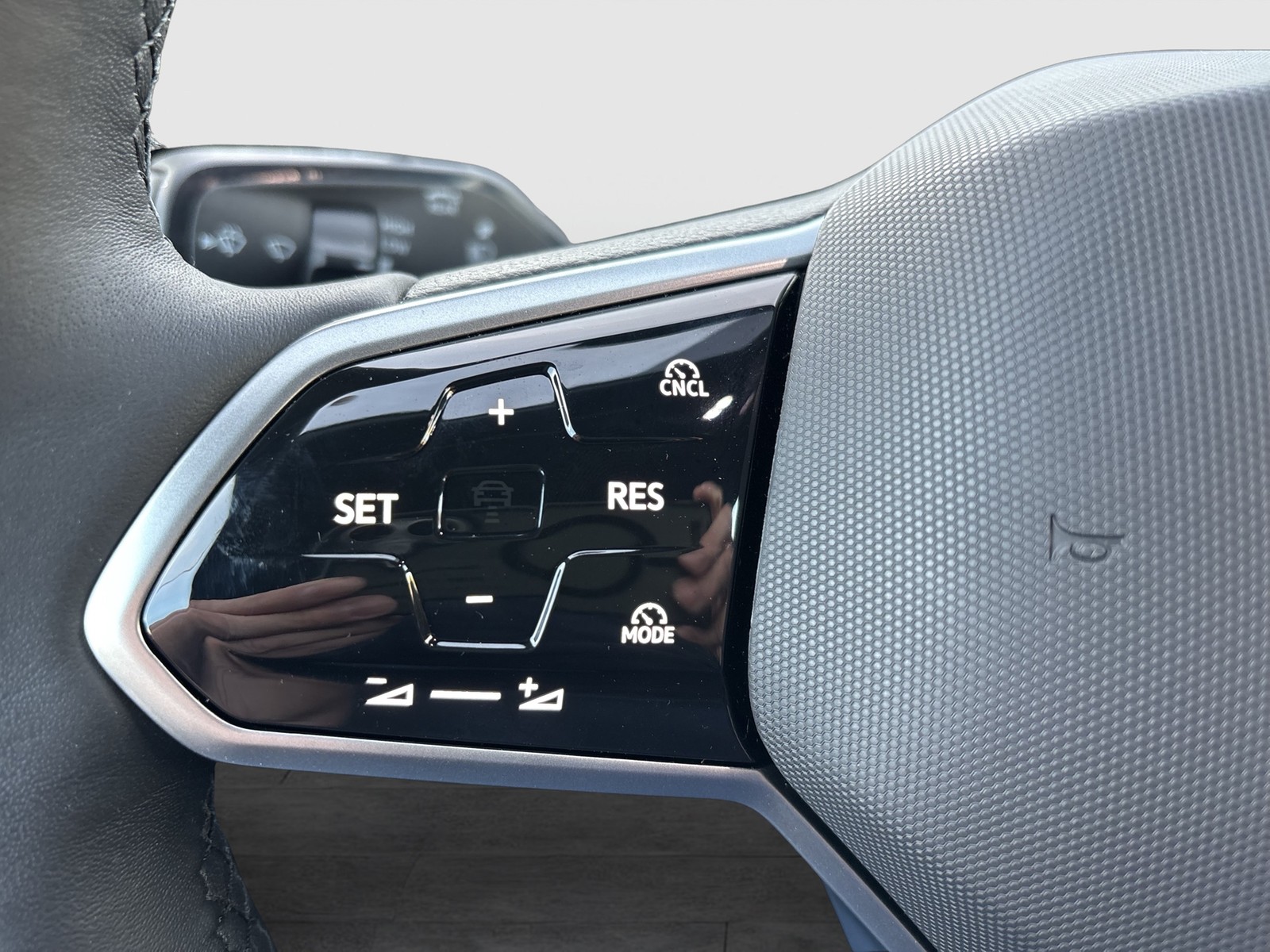 Volkswagen ID.7 Tourer PRO S WÄRMEPUMPE AHK 360°CAM LM19