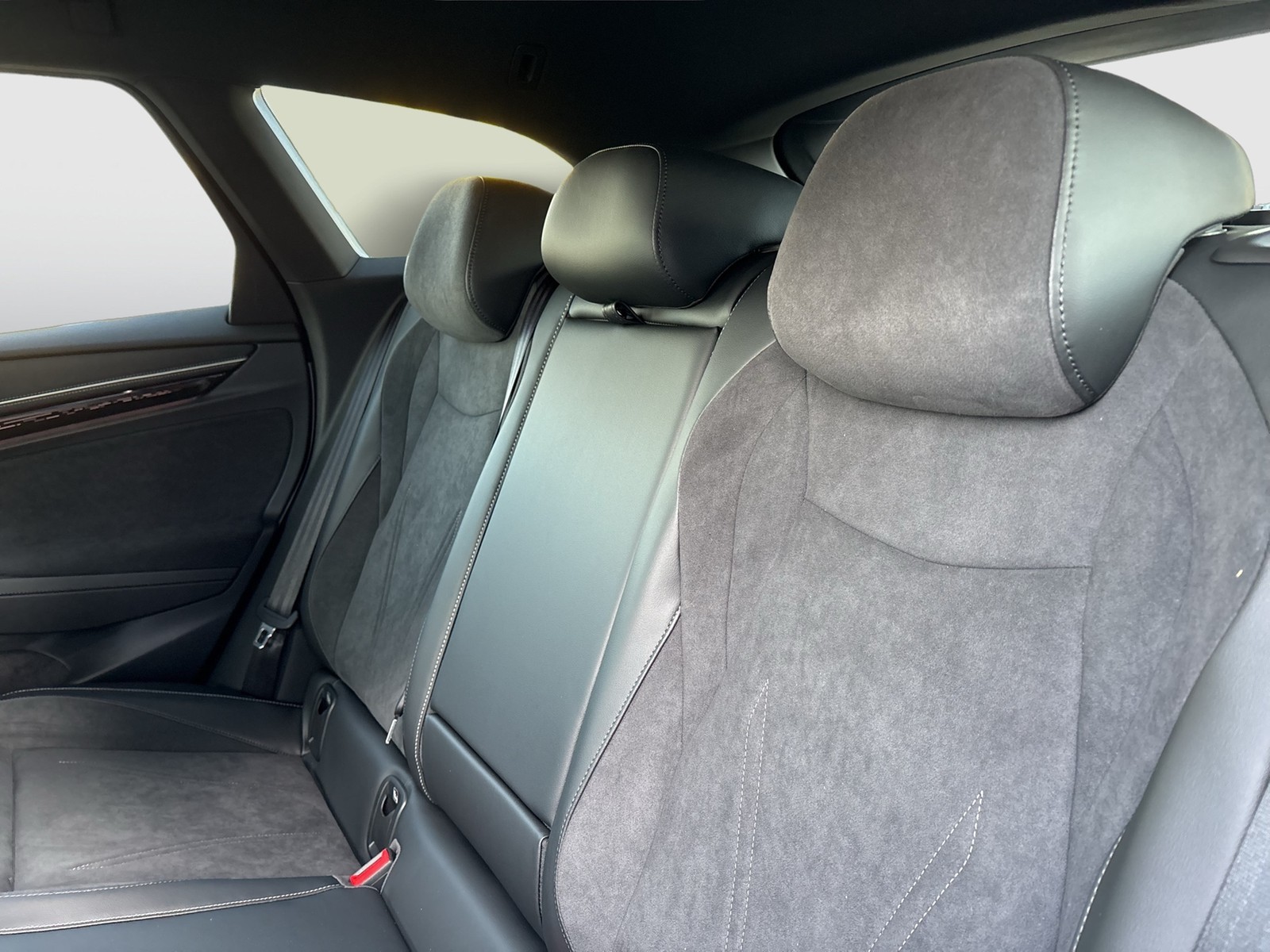 Volkswagen ID.7 Tourer PRO S WÄRMEPUMPE AHK 360°CAM LM19