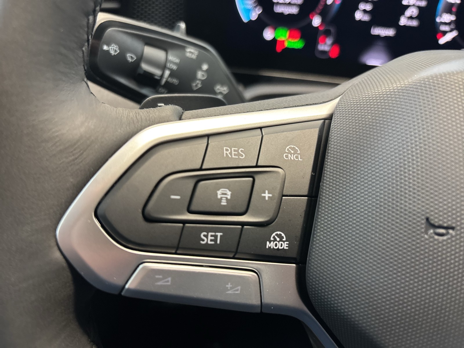 Volkswagen Passat Variant 1.5 eTSI NEUES MODELL AHK CAM ACC