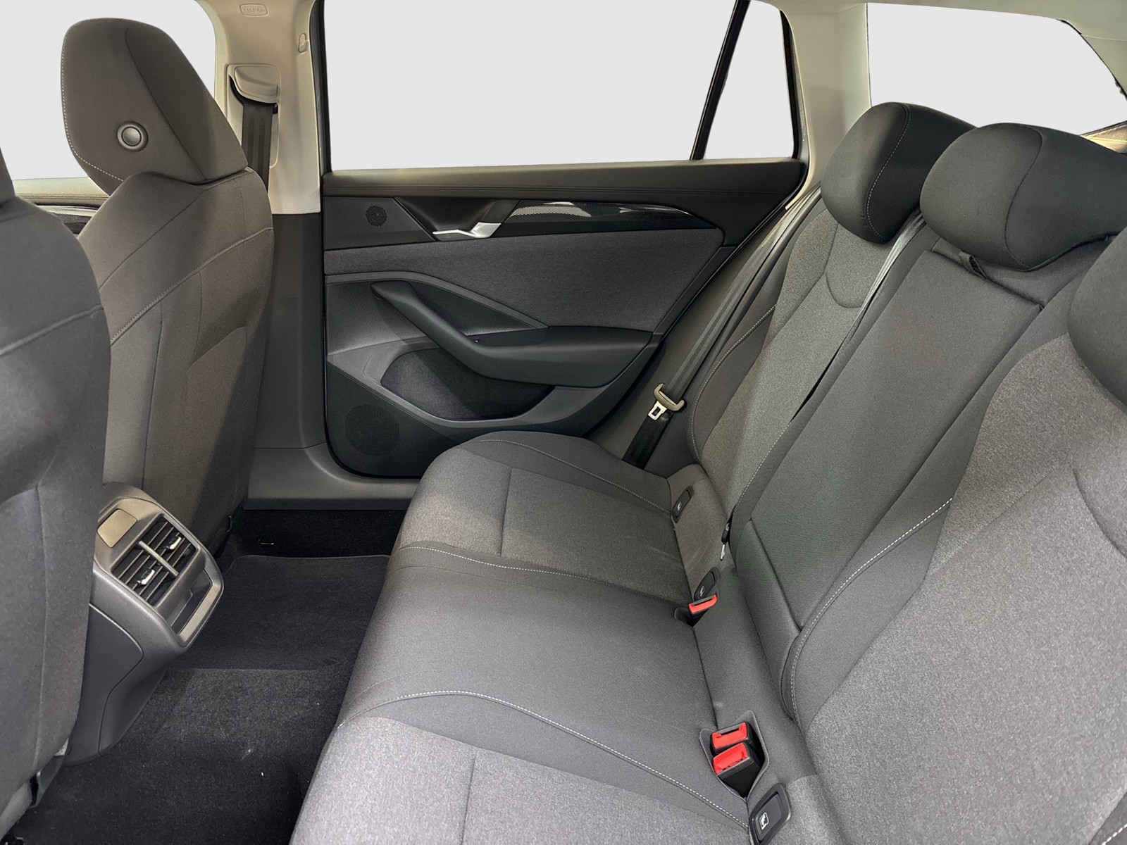 Volkswagen Passat Variant 1.5 eTSI NEUES MODELL AHK CAM ACC