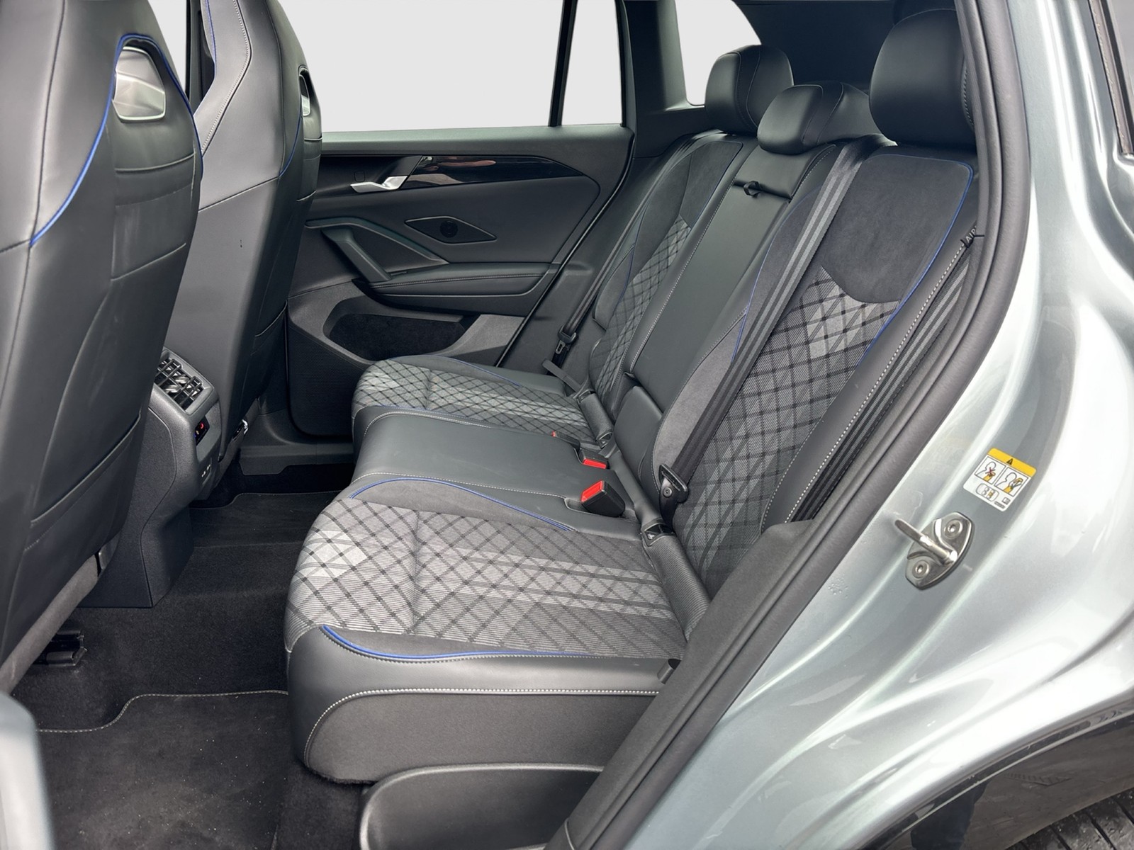 Volkswagen Tiguan 2.0 R-LINE PANO CAM ACC LM20 NAVI