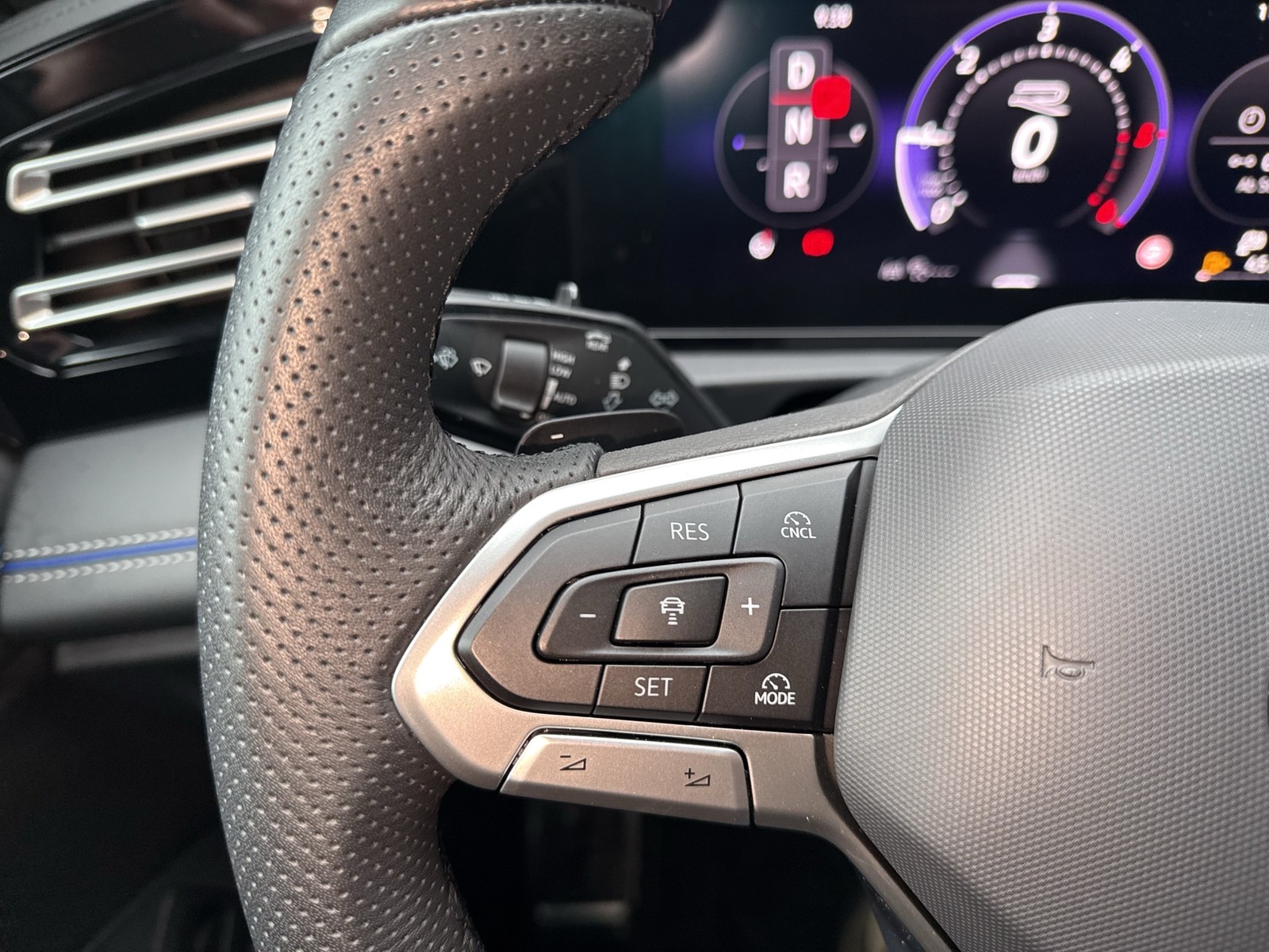 Volkswagen Tiguan 2.0 R-LINE PANO CAM ACC LM20 NAVI