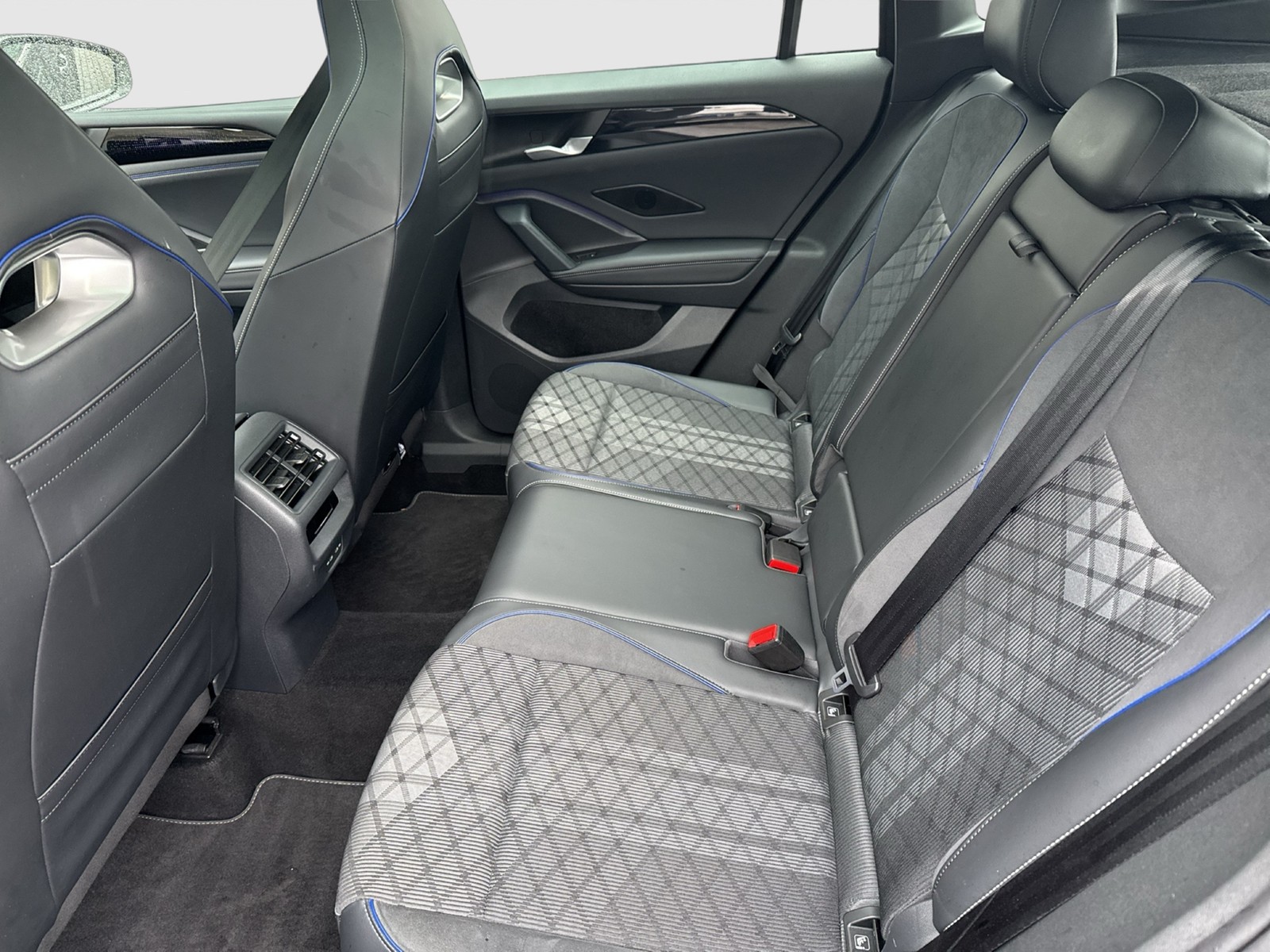 Volkswagen Tiguan 2.0 R-LINE PANO CAM ACC LM20 NAVI