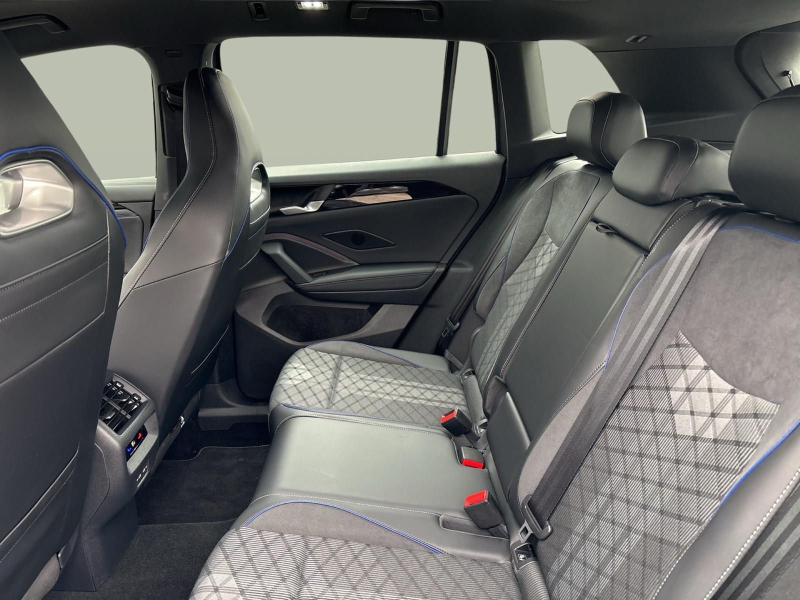 Volkswagen Tiguan 2.0 R-LINE PANO CAM ACC LM20 NAVI