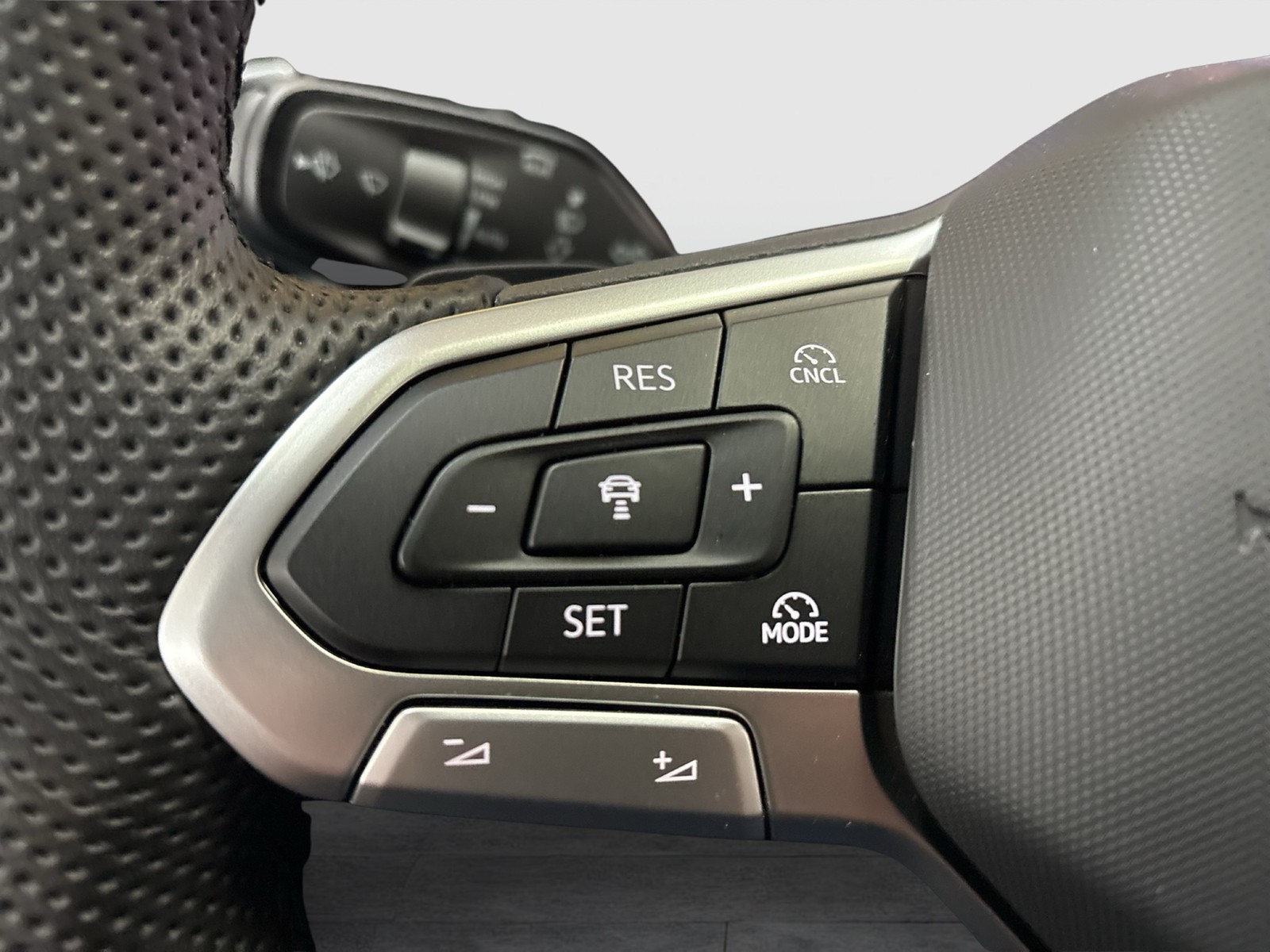 Volkswagen Tiguan 1.5 HYBRID R-LINE LEDER AHK 360CAM LM20