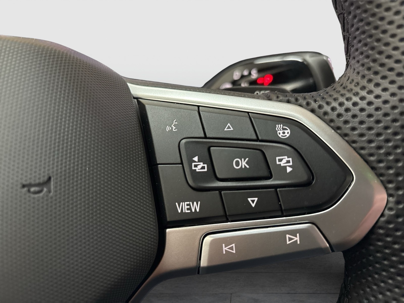 Volkswagen Tiguan 1.5 HYBRID R-LINE LEDER AHK 360CAM LM20