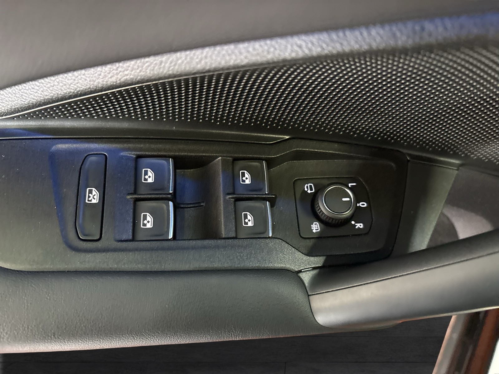 Volkswagen Tiguan 1.5 HYBRID R-LINE LEDER AHK 360CAM LM20