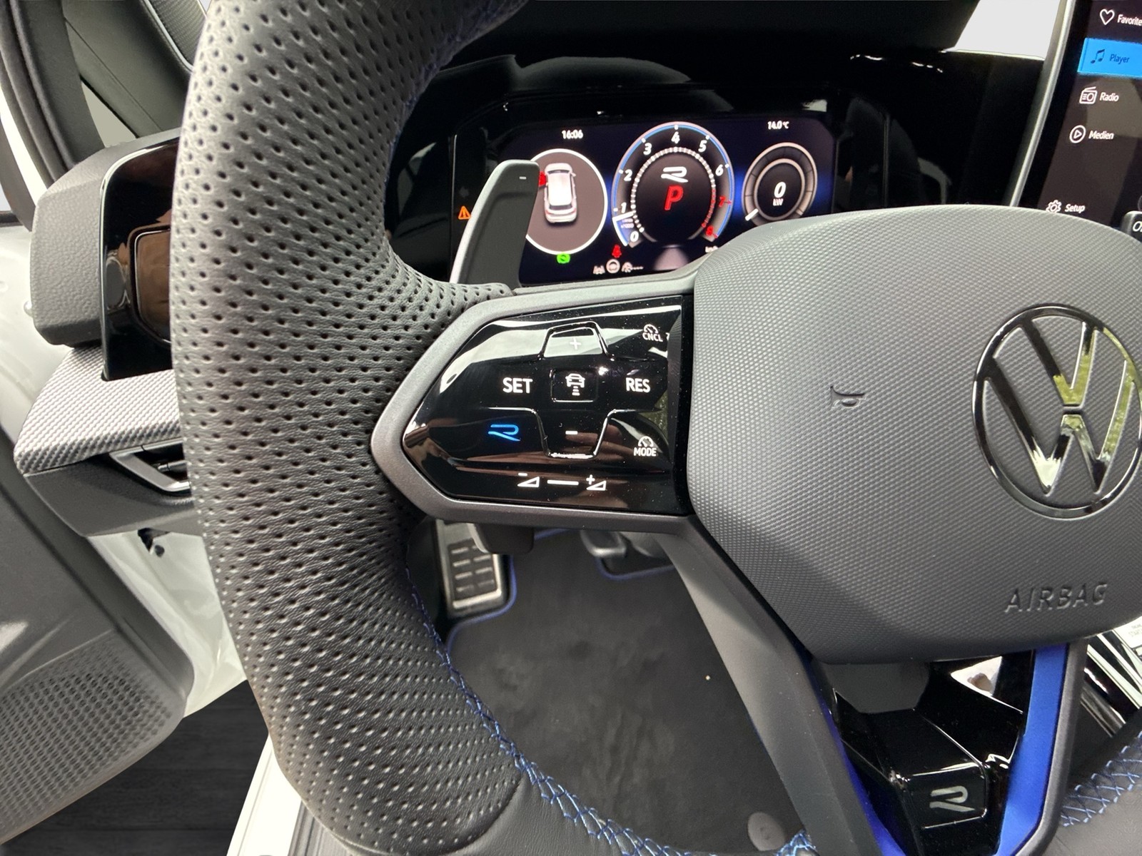 Volkswagen Golf VIII 2.0 R BLACKSTYLE 4X4 FACELIFT ACC LM19