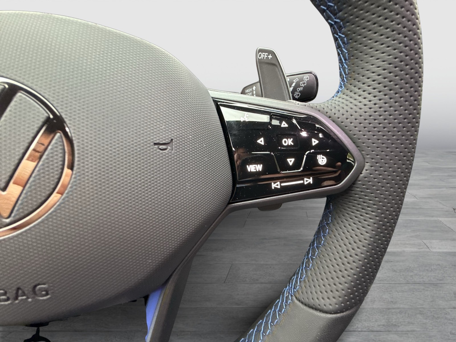 Volkswagen Golf VIII 2.0 R BLACKSTYLE 4X4 FACELIFT ACC LM19