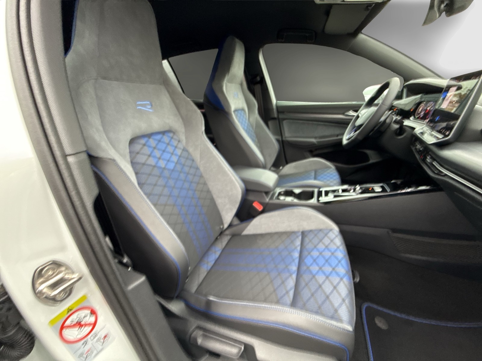 Volkswagen Golf VIII 2.0 R BLACKSTYLE 4X4 FACELIFT ACC LM19