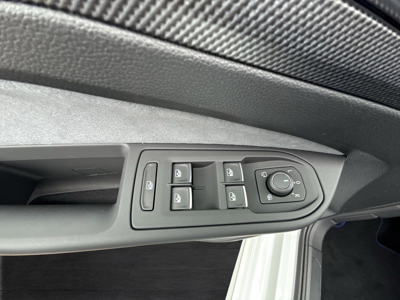 Volkswagen Golf VIII 2.0 R BLACKSTYLE 4X4 FACELIFT ACC LM19