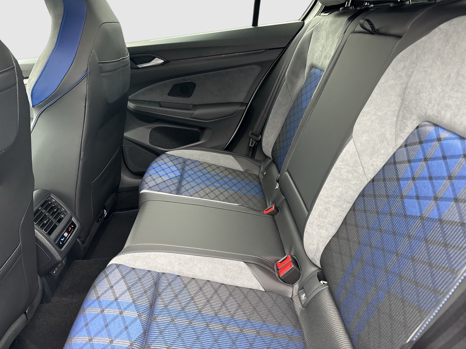 Volkswagen Golf VIII 2.0 R BLACKSTYLE 4X4 FACELIFT ACC LM19