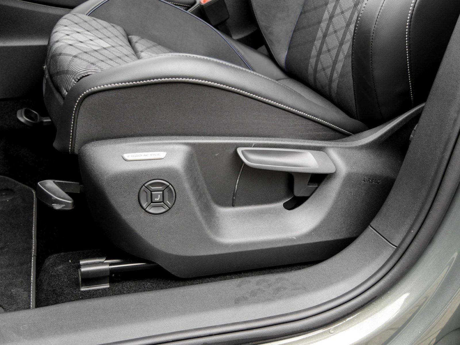 Volkswagen Tiguan 2.0 R-LINE 4X4 NEUESMODELL AHK 360CAM 20Z