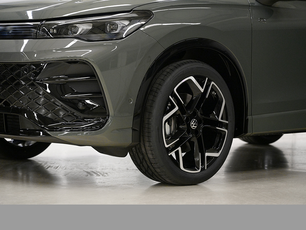 Volkswagen Tiguan 2.0 R-LINE DSG PANO AHK BLACKSTYLE