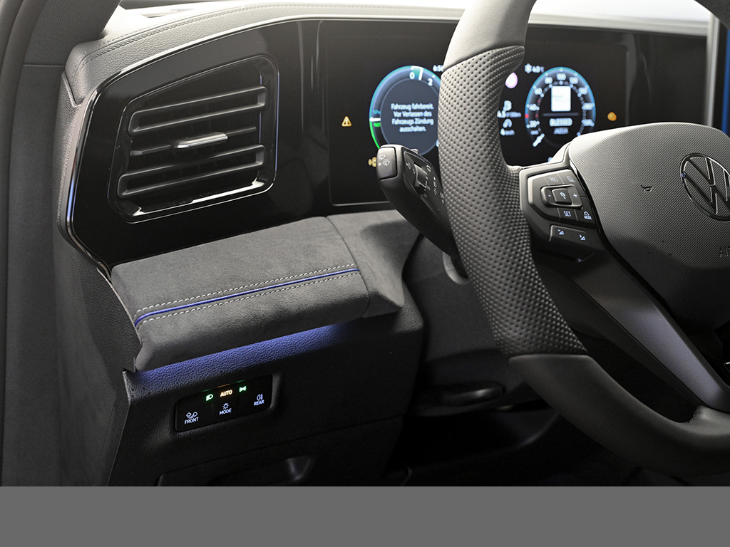 Volkswagen Tiguan eHYBRID R-LINE DSG BLACKSTYLE PANO AHK