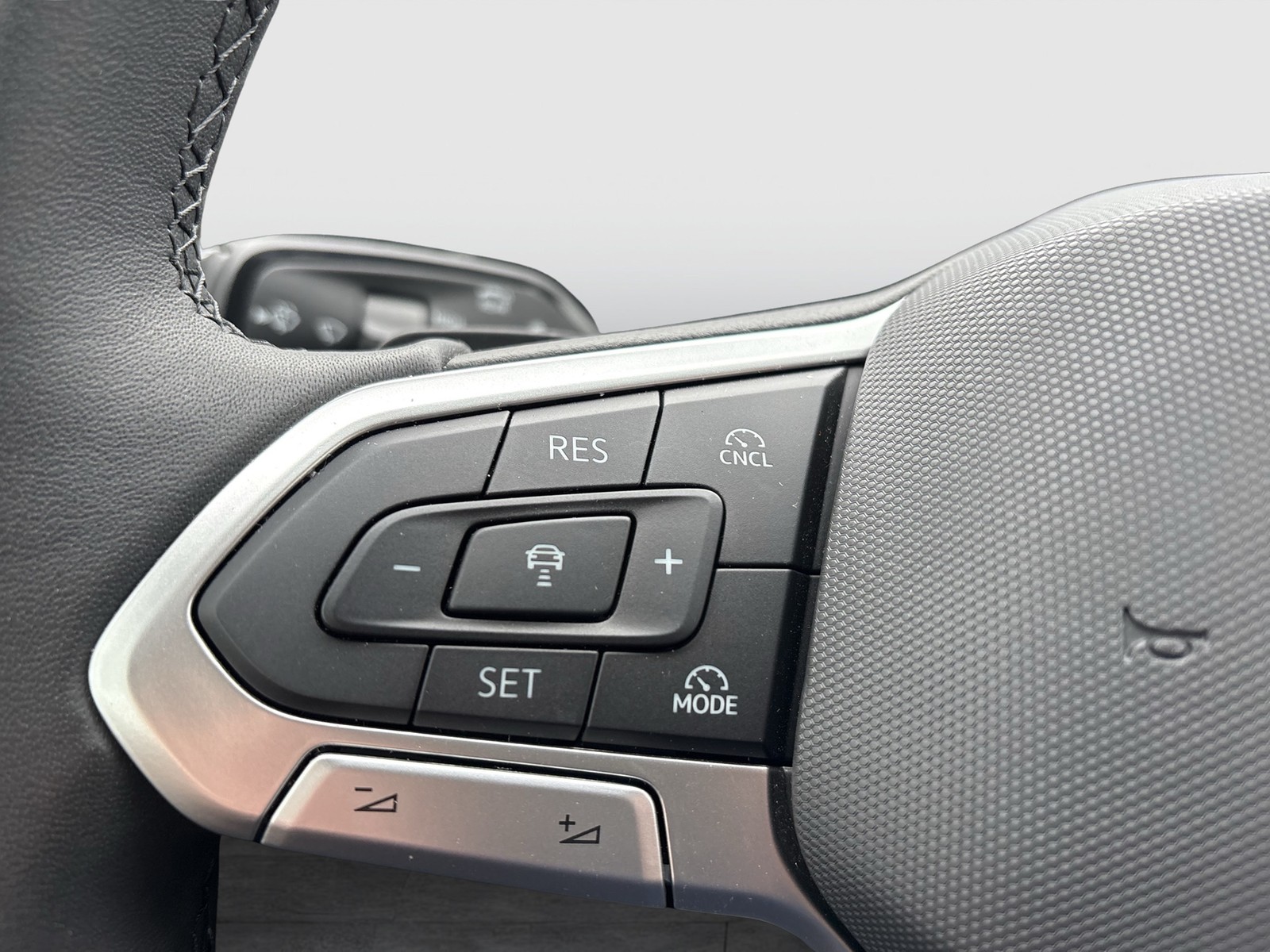 Volkswagen Tiguan 2.0 ELEGANCE NEUES MODELL AHK CAM EKLAPPE