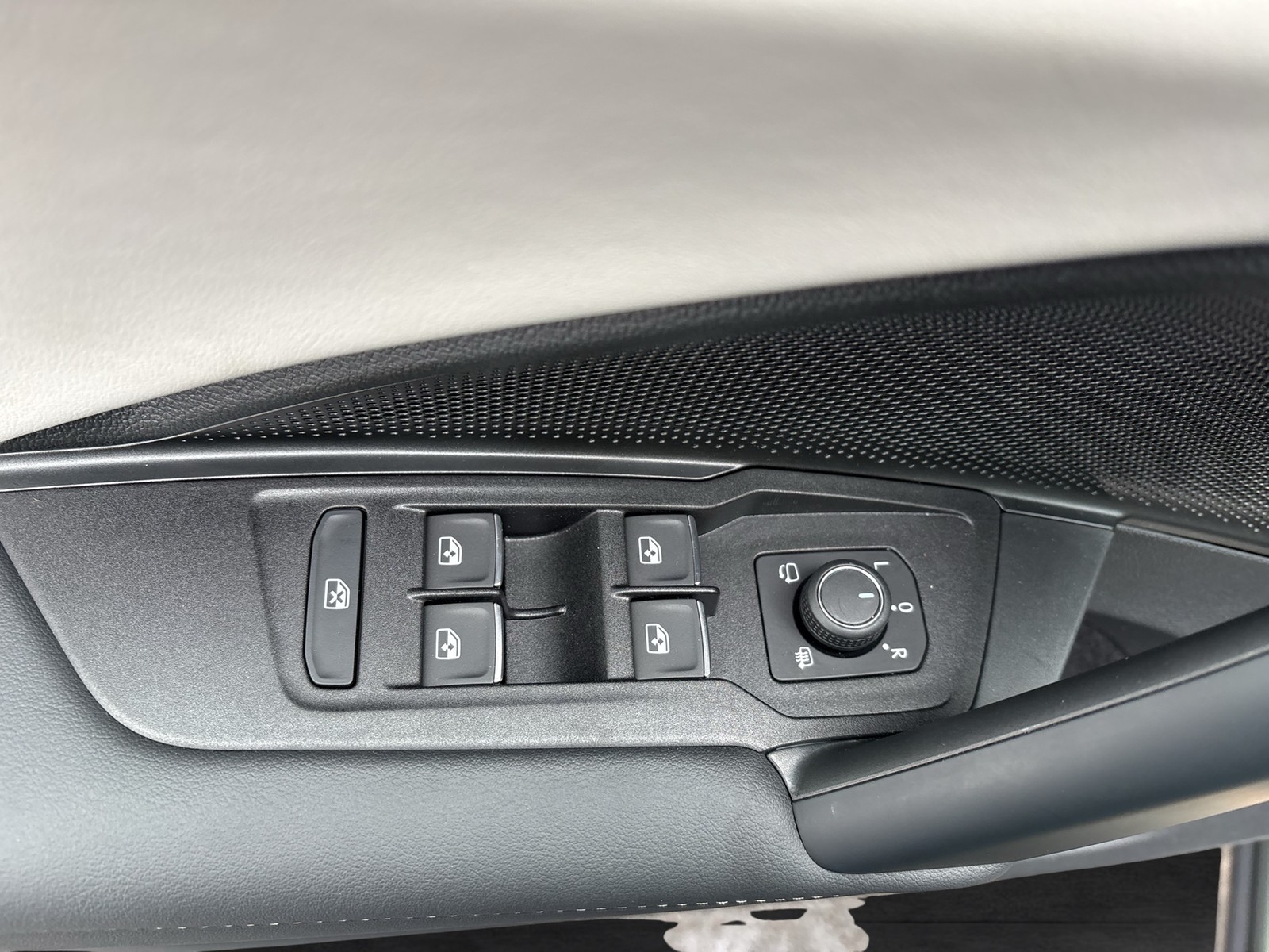 Volkswagen Tiguan 2.0 ELEGANCE NEUES MODELL AHK CAM EKLAPPE