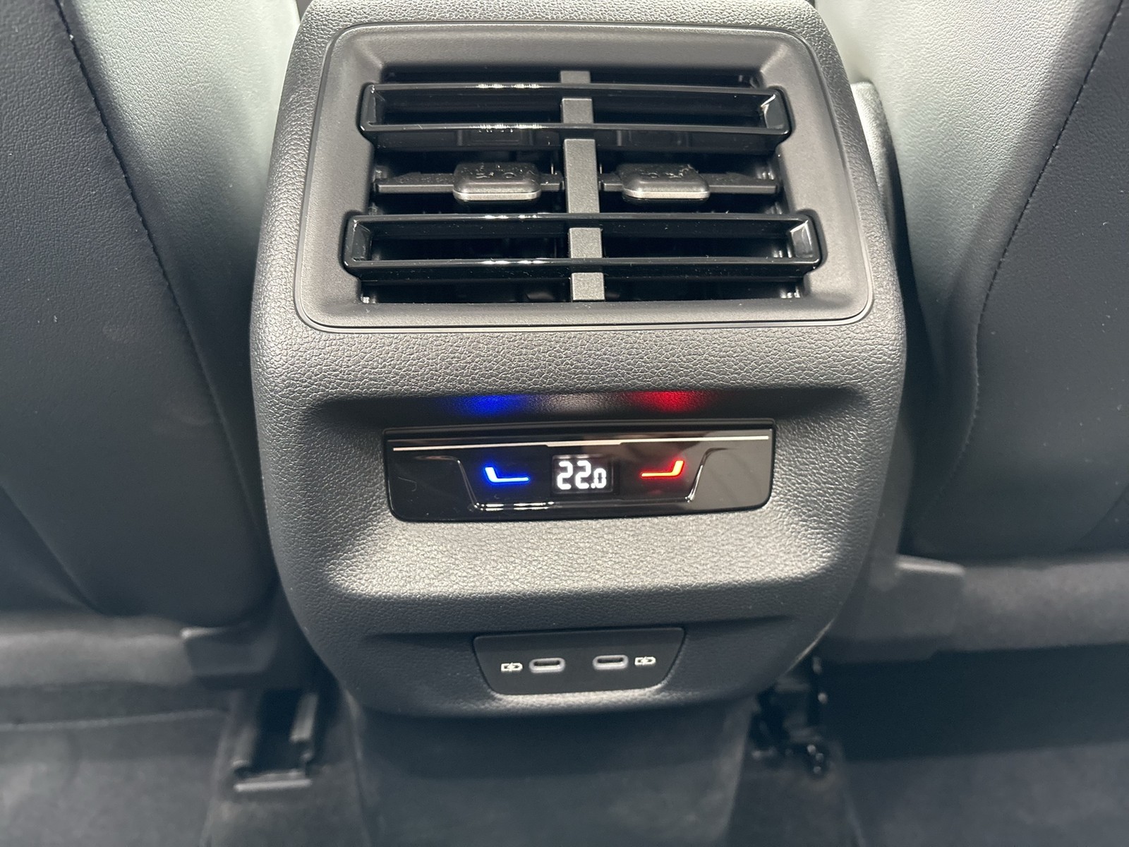 Volkswagen Tiguan 2.0 ELEGANCE NEUES MODELL AHK CAM EKLAPPE